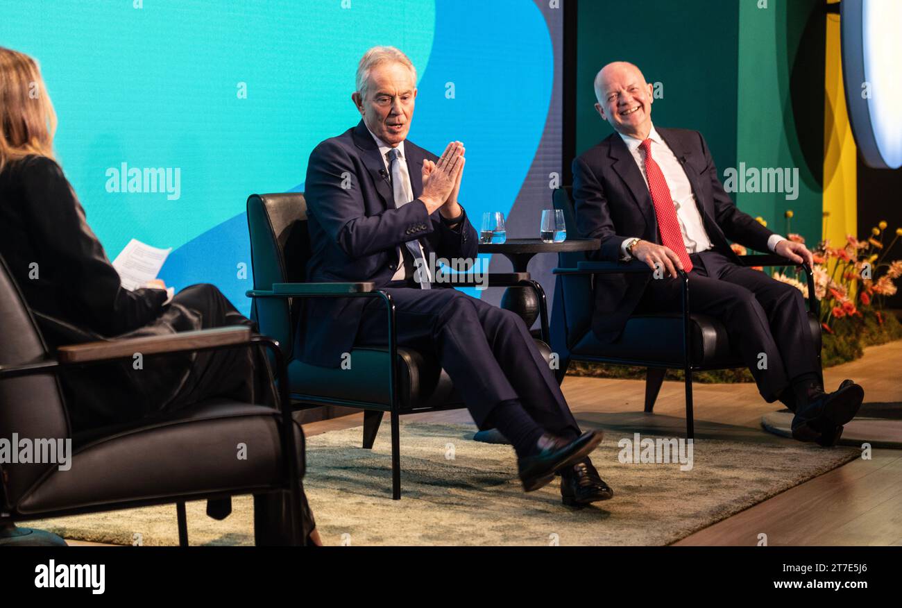 Tony Blair (Mitte) und William Hague sprachen beim Shaping US National Symposium im Design Museum in London. Bilddatum: Mittwoch, 15. November 2023. Stockfoto