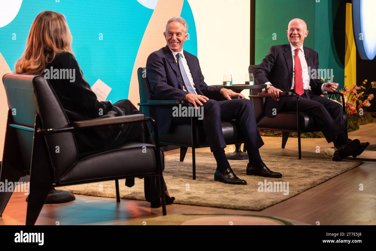 Tony Blair (Mitte) und William Hague sprachen beim Shaping US National Symposium im Design Museum in London. Bilddatum: Mittwoch, 15. November 2023. Stockfoto