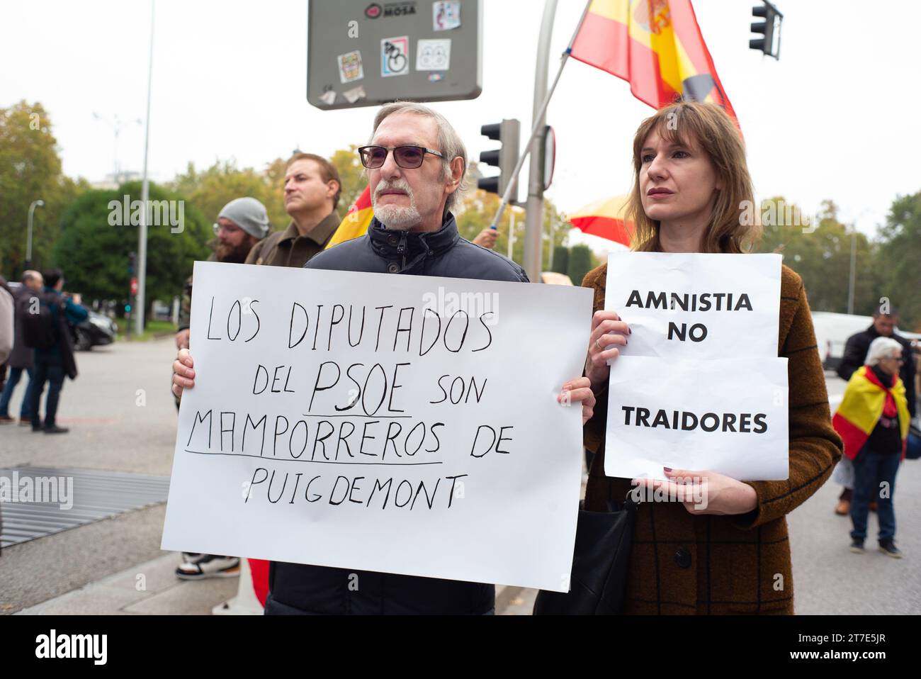 Rechtsradikale Demonstranten protestieren während einer Demonstration gegen die Amnestie und gegen die Amtsenthebung von Pedro Sánchez vor dem Kongress von Depu Stockfoto