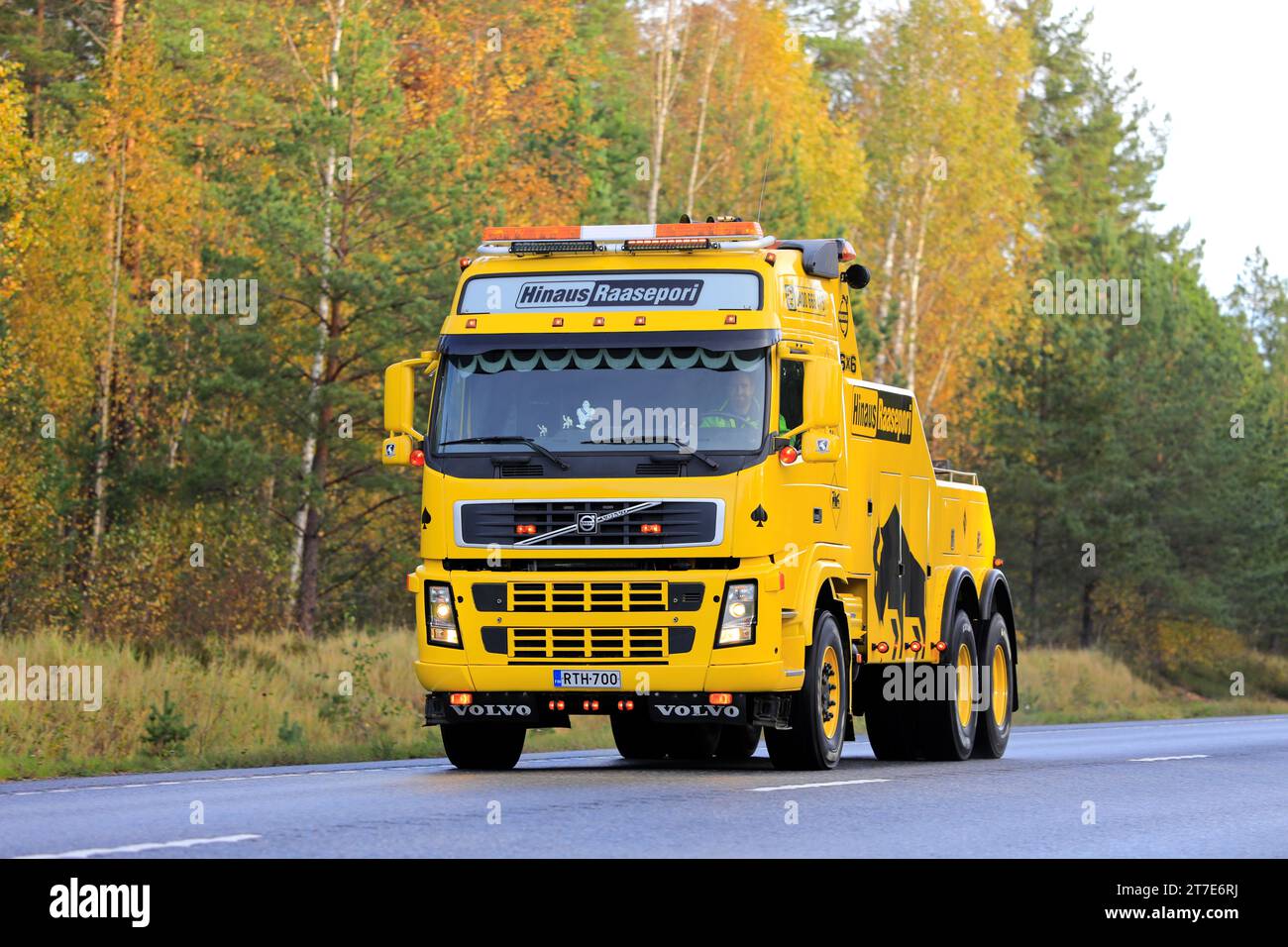 Gelbes Volvo FH Hochleistungs-Bergungsfahrzeug zum Ziehen von Sattelschleppwagen von Hinaus Raasepori auf der Autobahn im Herbst. Raasepori, Finnland. Oktober 2023. Stockfoto