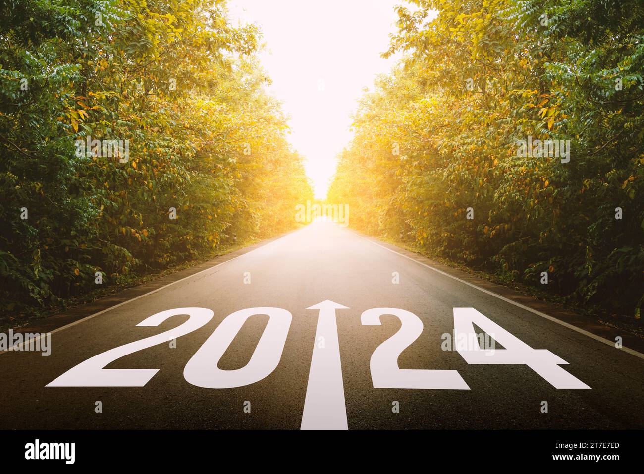 Das neue Jahr 2024 oder ein einfaches Konzept. Text 2024 auf der Straße in der Mitte geschrieben Stockfoto