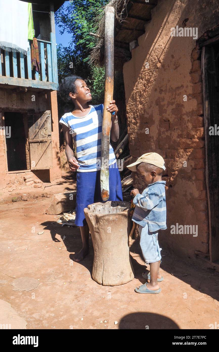 Madagaskar, Village proche Antsirabe, femme et son enfant préparation du mais Hautes Terres, sur la RN7 Stockfoto
