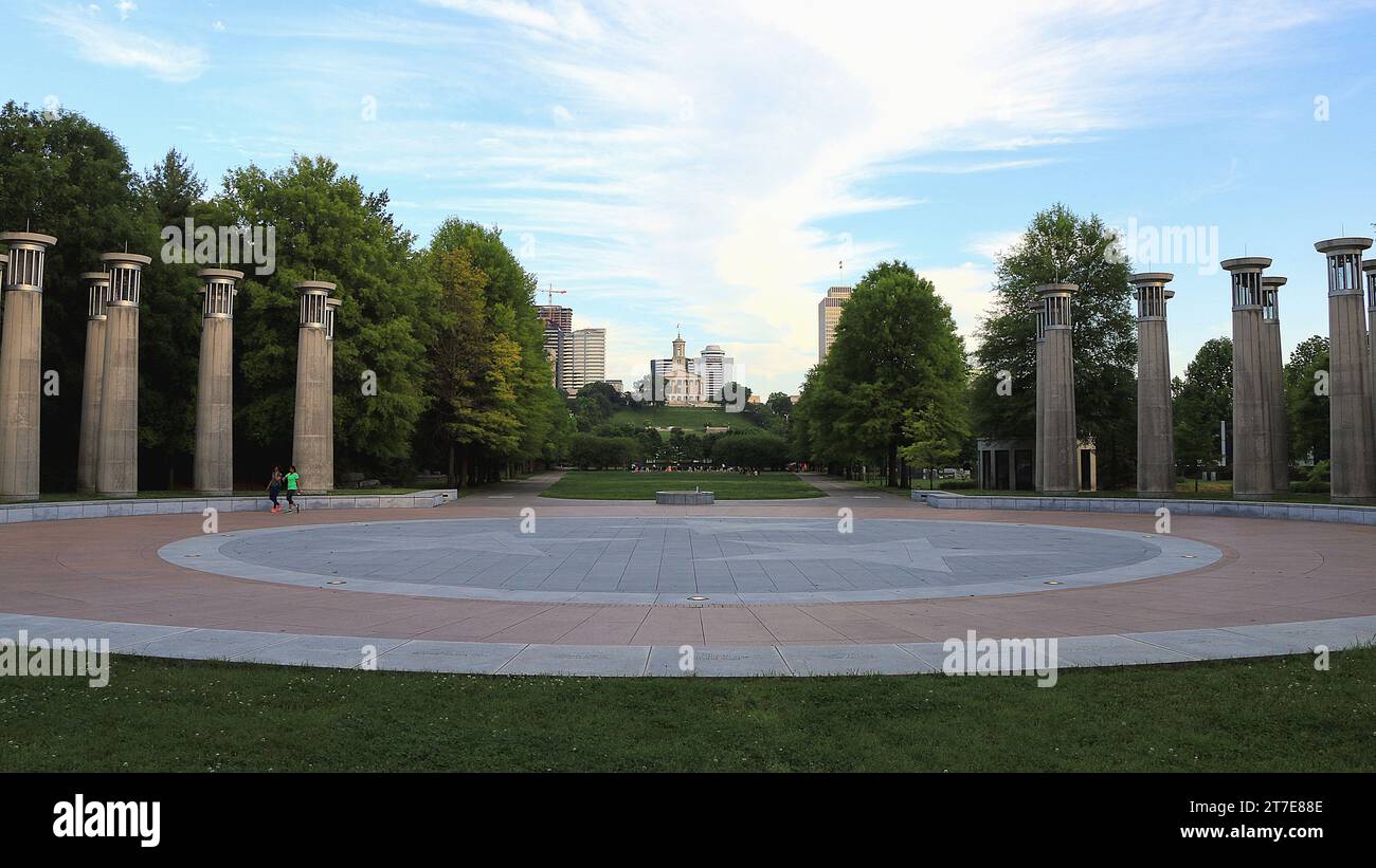 Nashville, Tennessee, Usa. Blick auf den Bicentennial Capitol Mall State Park vom Platz in den Bicentennial Park Bells im Hintergrund Stockfoto