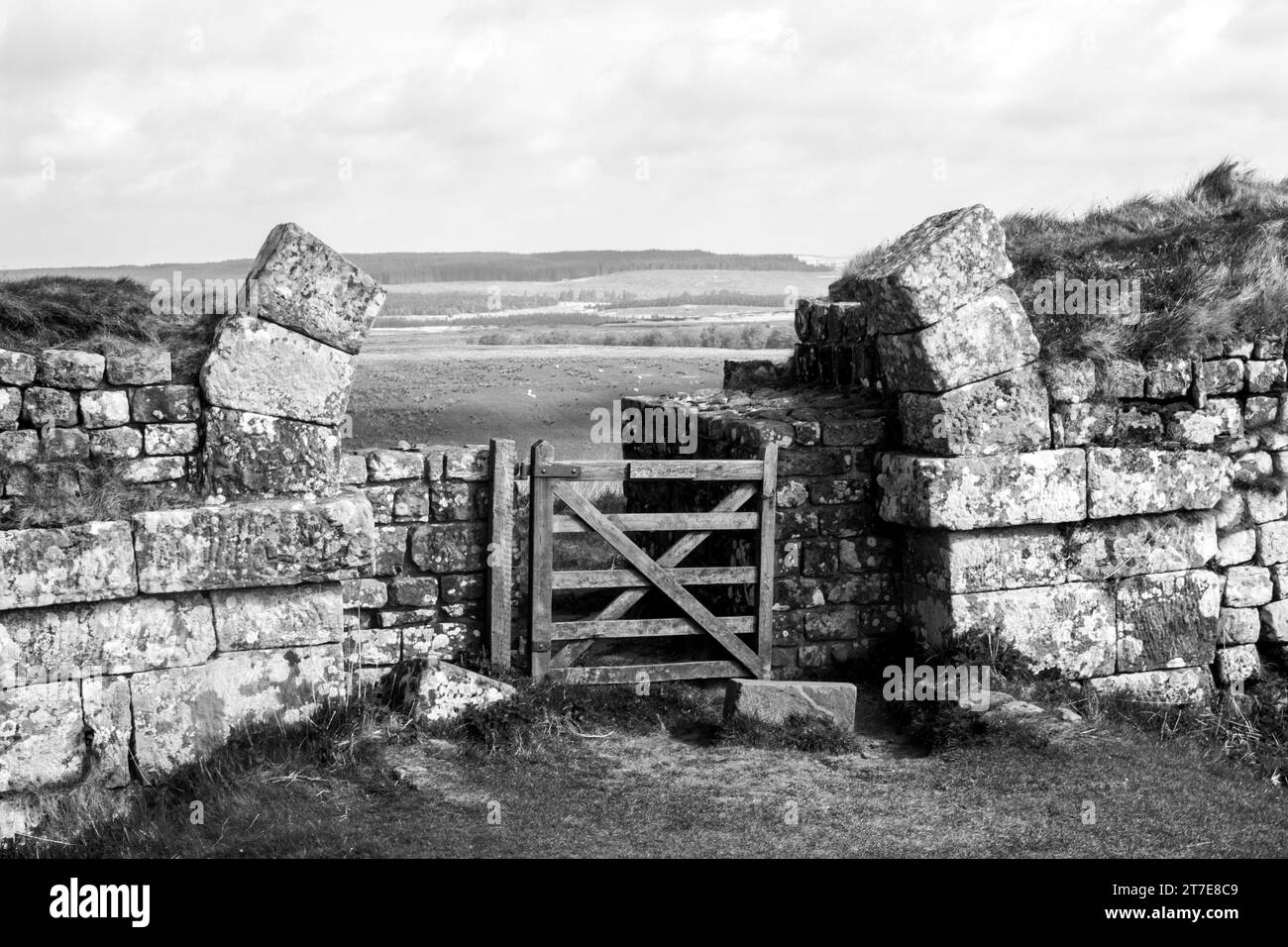 Broken Roman Gateway in Hadrians Mauer, in Schwarz-weiß Stockfoto
