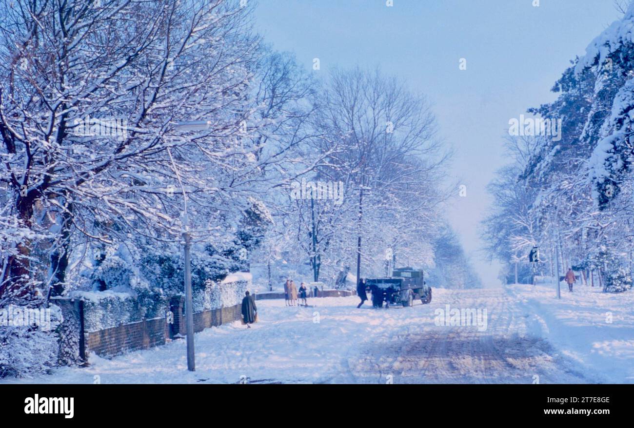 Ein Truck, der im Dezember 1962 in einer vereisten Straße an der Ecke Heath Road und Church Road in Potters Bar, England, festgefahren war, Anfang des „Big Freeze“ im Winter 1962/1963, der bis Ende Februar dauerte. Bäume gefroren mit Schnee. Stockfoto