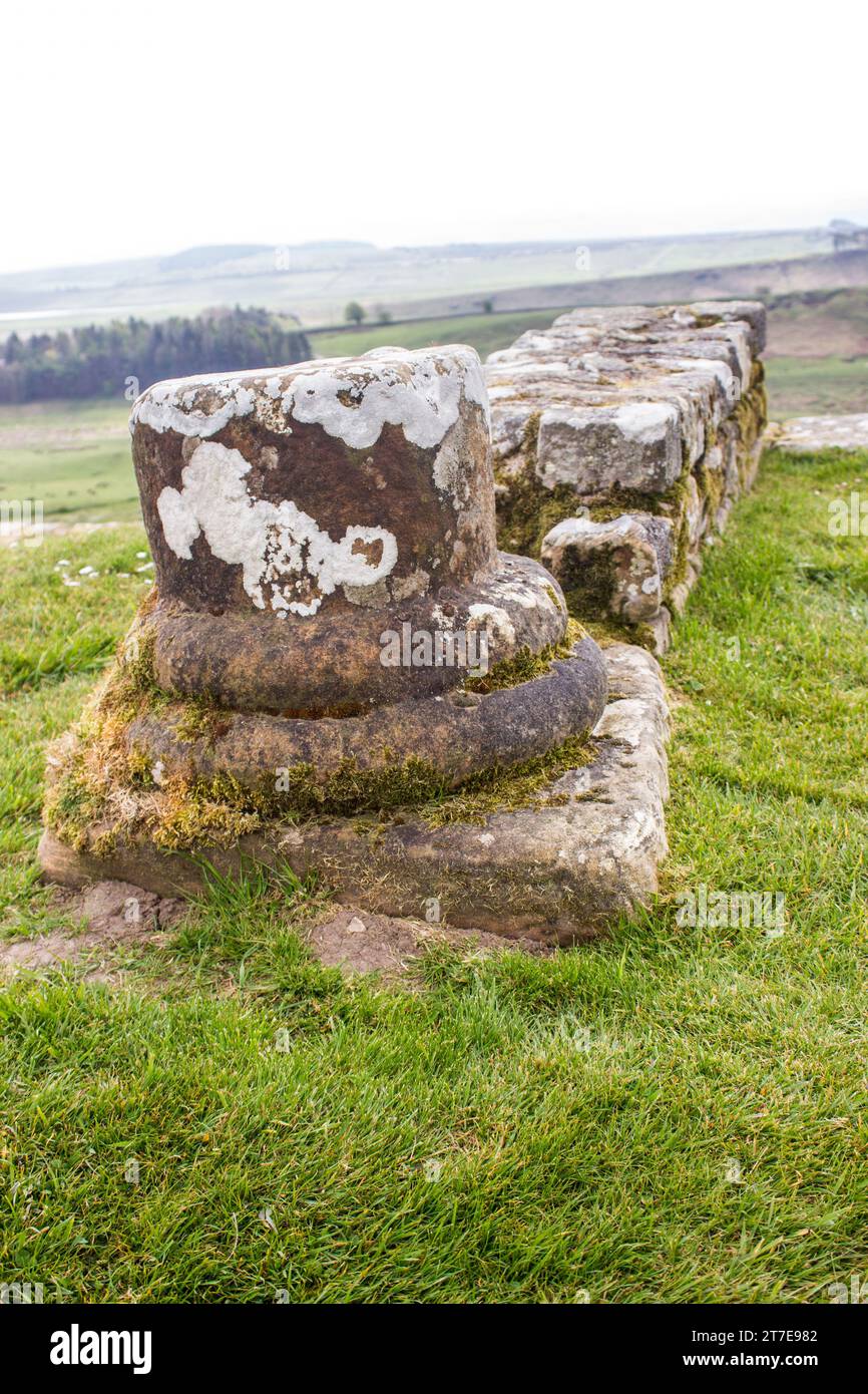 Die Überreste einer Steinsäule aus der Römerzeit entlang der Hadriansmauer in Nordengland. Stockfoto