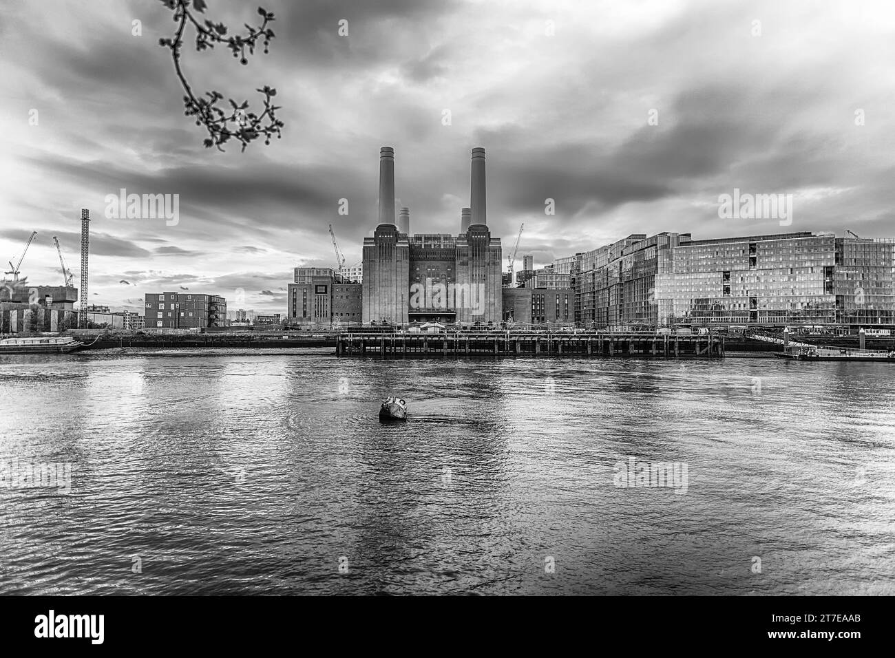 Battersea Power Station, berühmtes Gebäude und Wahrzeichen mit Blick auf die Themse in London, England, Großbritannien Stockfoto