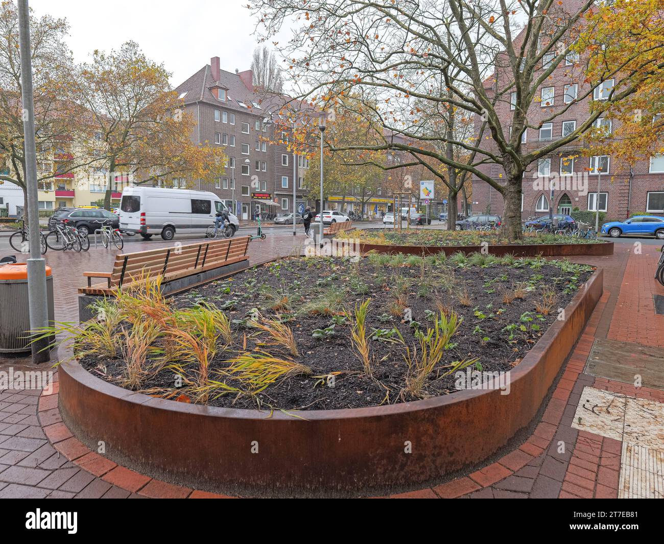 Neugestaltung Heinrich-Heine-Platz der Umbau des Heinrich-Heine-Platzes in der hannoverschen Südstadt ist abgeschlossen und stellt sich in einem neuen Aufbau vor. *** Neugestaltung des Heinrich-Heine-Platzes das Neudesign des Heinrich-Heine-Platzes im Landkreis Hannover Südstadt ist abgeschlossen und präsentiert sich in einem neuen Layout Copyright: XBerndxGüntherx Credit: Imago/Alamy Live News Stockfoto