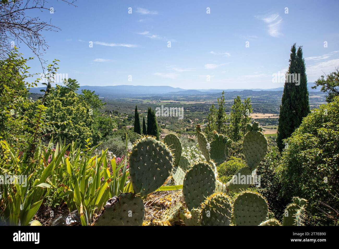 Das Dorf Gordes liegt malerisch auf einem Felsen am südlichen Rand des Plateau de Vaucluse in der Provence Stockfoto
