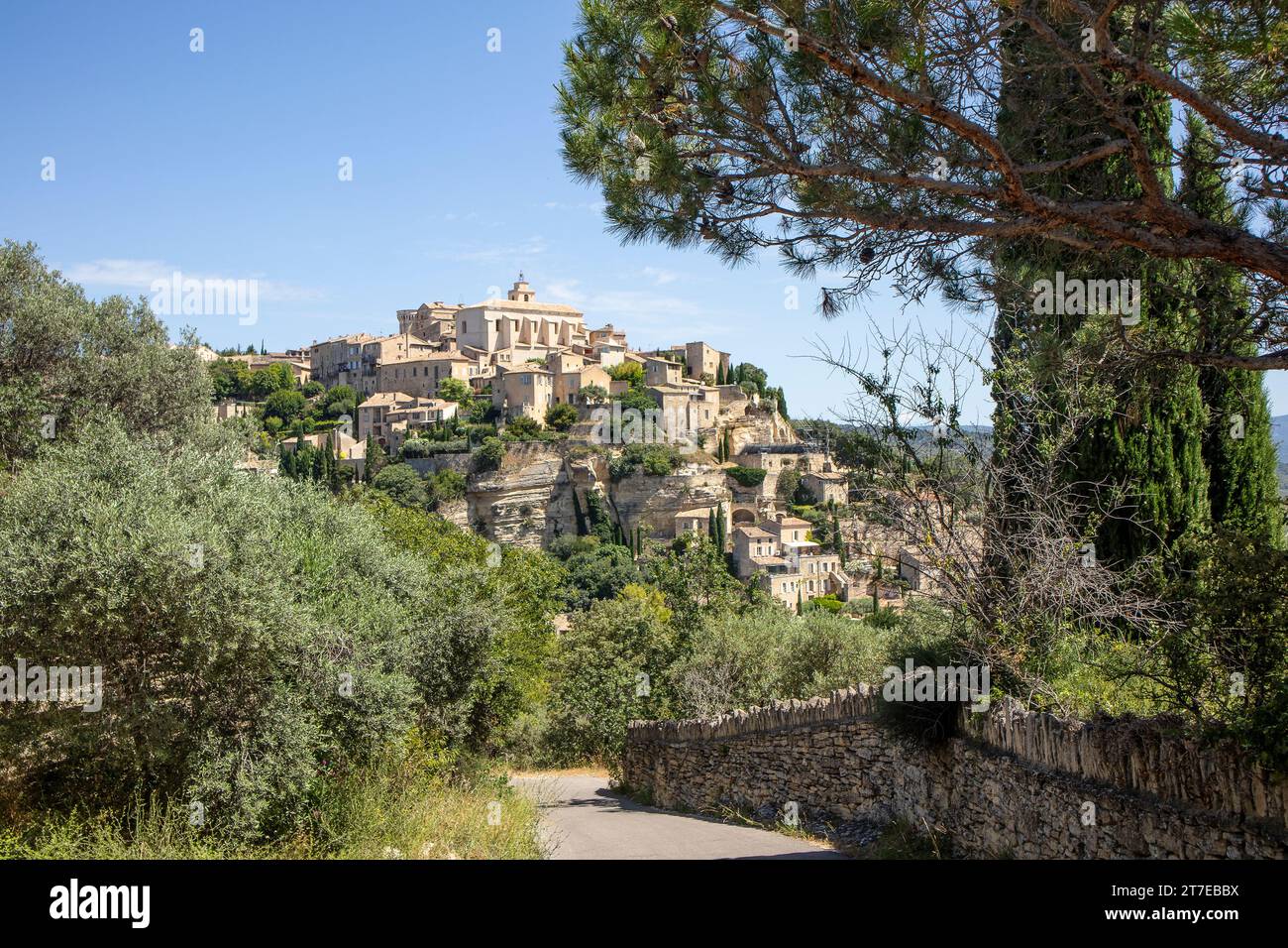 Das Dorf Gordes liegt malerisch auf einem Felsen am südlichen Rand des Plateau de Vaucluse in der Provence Stockfoto