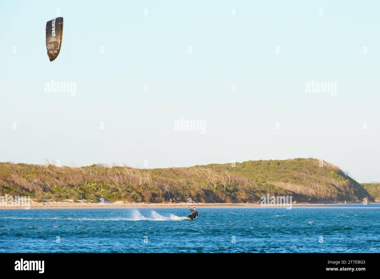 Ein Kitesurfer in Aktion beim Kitesurfen an der Mündung des Blackwood River in Hardy Inlet, Augusta, Südwest-Australien. Stockfoto