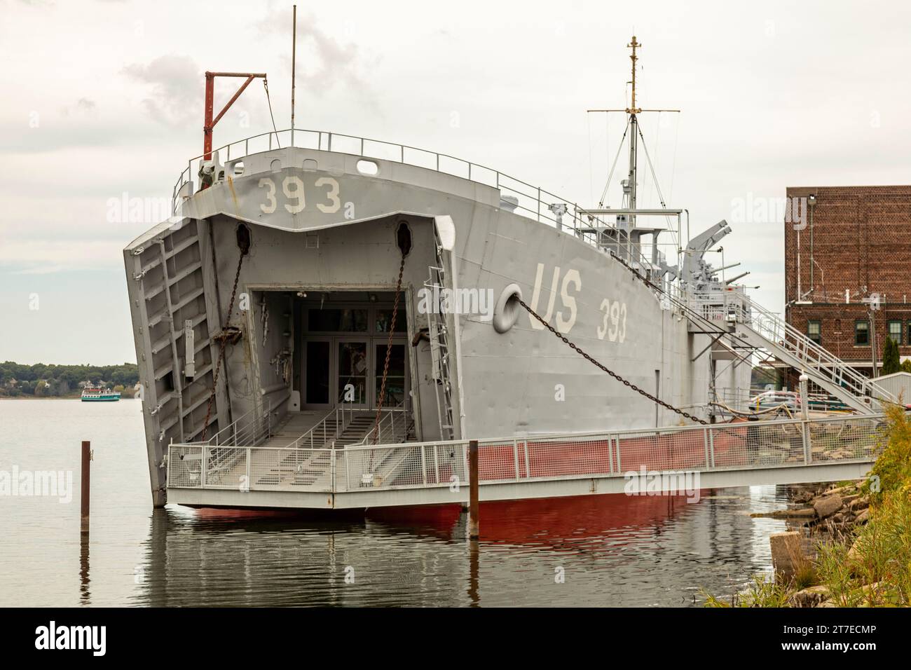 Muskegon, Michigan - Landing Ship Tank 393, aber 1942, um Panzer, amphibische Angriffsfahrzeuge und Truppen von Land zu Land während des Zweiten Weltkriegs zu transportieren Th Stockfoto