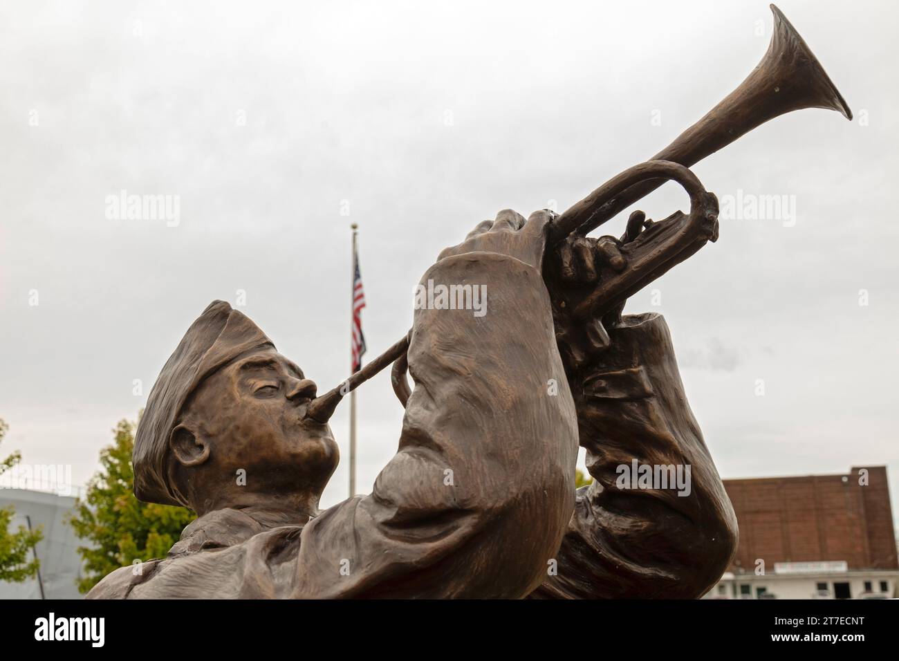 Muskegon, Michigan - Eine Statue von Ari Norris zu Ehren von Clarence Zylman, der angeblich die Inspiration für das Lied Boogie Woogie aus dem Zweiten Weltkrieg sein soll Stockfoto