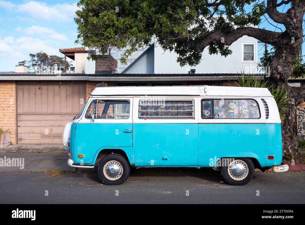San Diego, Kalifornien - 10. Mai 2023: Klassischer, hellblauer Volkswagen-Van parkt in San Diego’s Innenstadt, Kalifornien Stockfoto