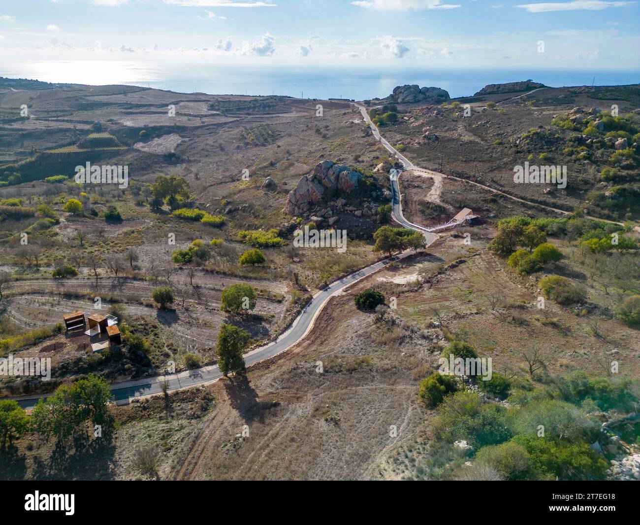 Drohnenansicht der neuen Straße vom Dorf Ineia zur Bucht von Lara auf der Halbinsel Akamas, Zypern. Stockfoto