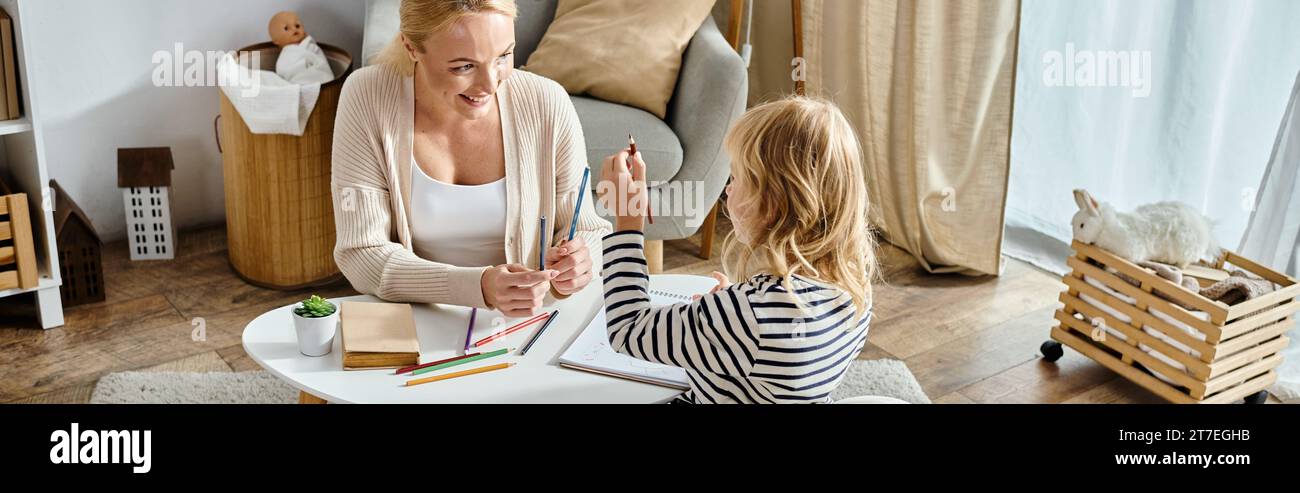 Mutter und Kind mit Beinprothesen auf Papier mit bunten Bleistiften zusammen, Bindungszeit Stockfoto