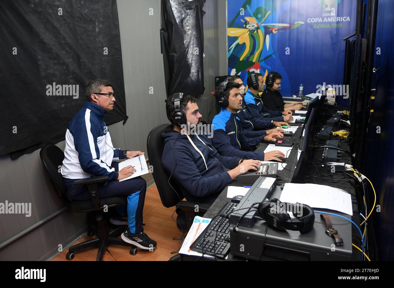 Rio de Janeiro, Brasilien, 21. Juni 2023. Ein Team von VAR-Schiedsrichtern während eines Copa Libertadores CONMEBOL-Spiels im Maracanã-Stadion. Stockfoto