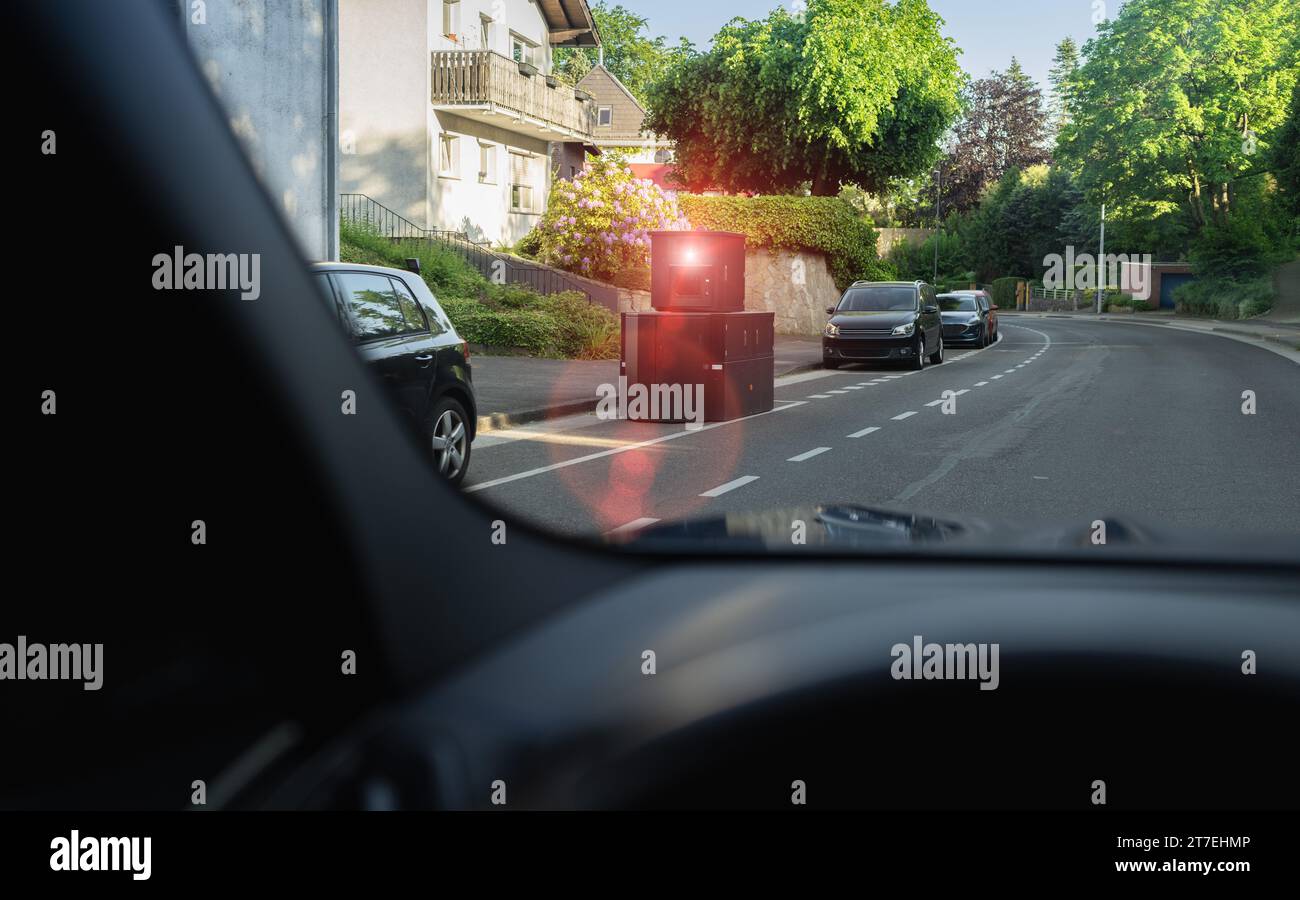 Blick aus dem Auto der Radarkamera auf der Straße, ein weiteres Auto nähert sich, Wohnviertel Stockfoto
