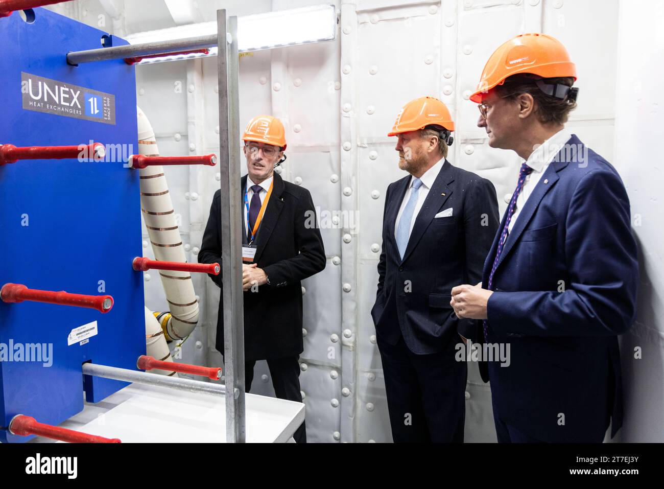 König Willem-Alexander in Nordrhein-Westfalen Hendrik Wüst CDU, r, Ministerpräsident von Nordrhein-Westfalen, und König Willem-Alexander der Niederlande M stehen im Maschinenraum eines Wasserstoffschiffes im Duisburger Hafen. Der niederländische König und Nordrhein-Westfalens Ministerpräsident besucht verschiedene Unternehmen und Einrichtungen. Duisburg Nordrhein-Westfalen Deutschland *** König Willem Alexander in Nordrhein-Westfalen Hendrik Wüst CDU, r, Ministerpräsident von Nordrhein-Westfalen, und König Willem Alexander von den Niederlanden M stehen im Maschinenraum eines Wasserstoffschiffes Stockfoto