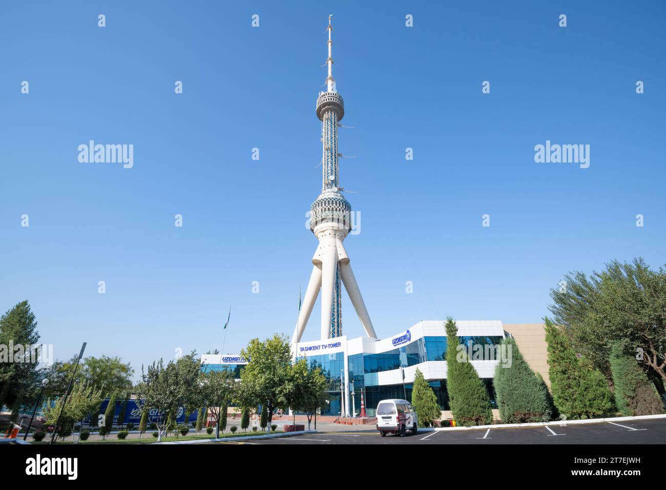 TASCHKENT, USBEKISTAN - 4. SEPTEMBER 2022: Blick auf das Taschkent Fernsehzentrum und den Fernsehturm an einem sonnigen Morgen Stockfoto