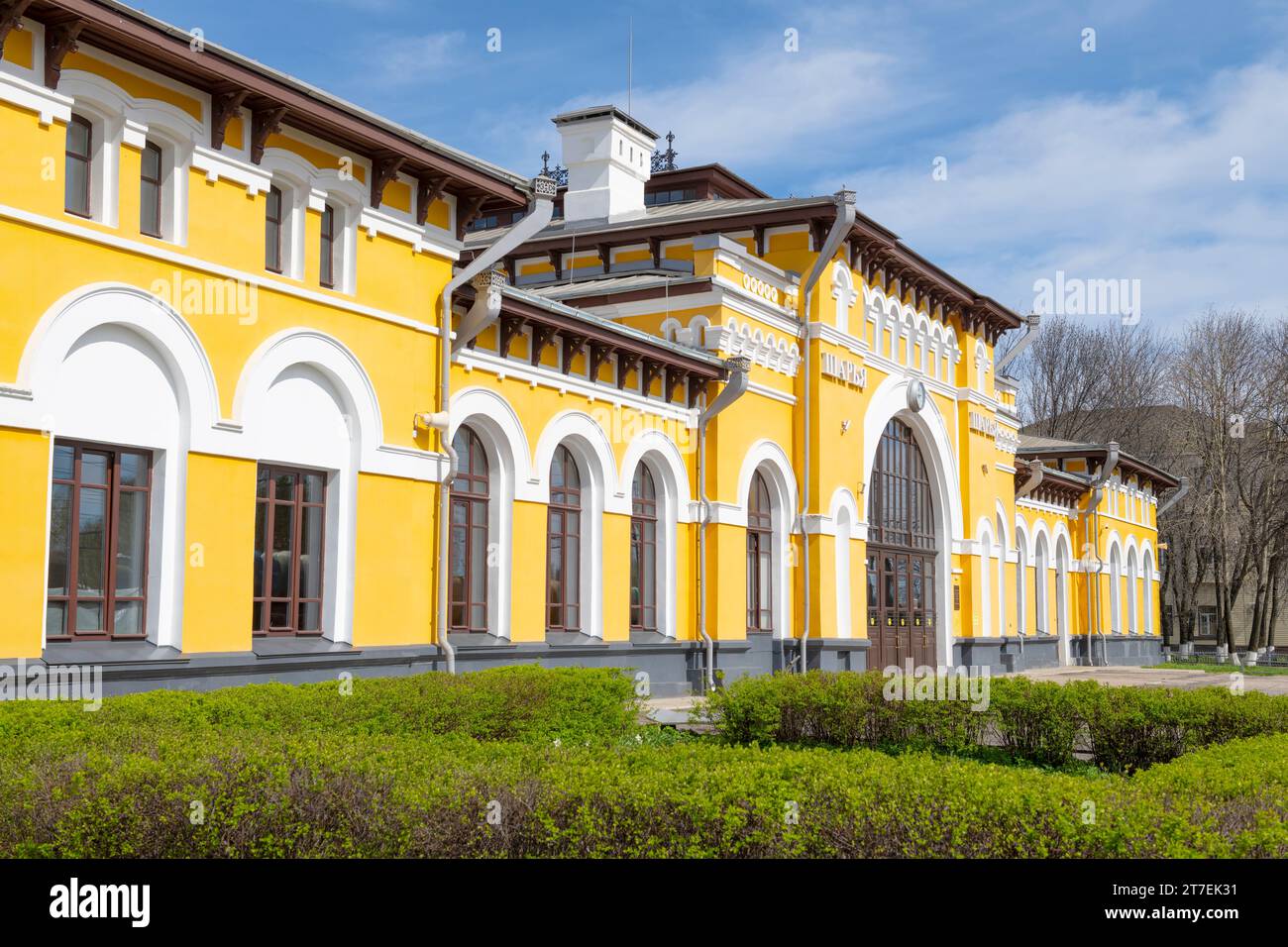 SHARYA, RUSSLAND - 30. APRIL 2023: Altes Bahnhofsgebäude an einem sonnigen Apriltag Stockfoto