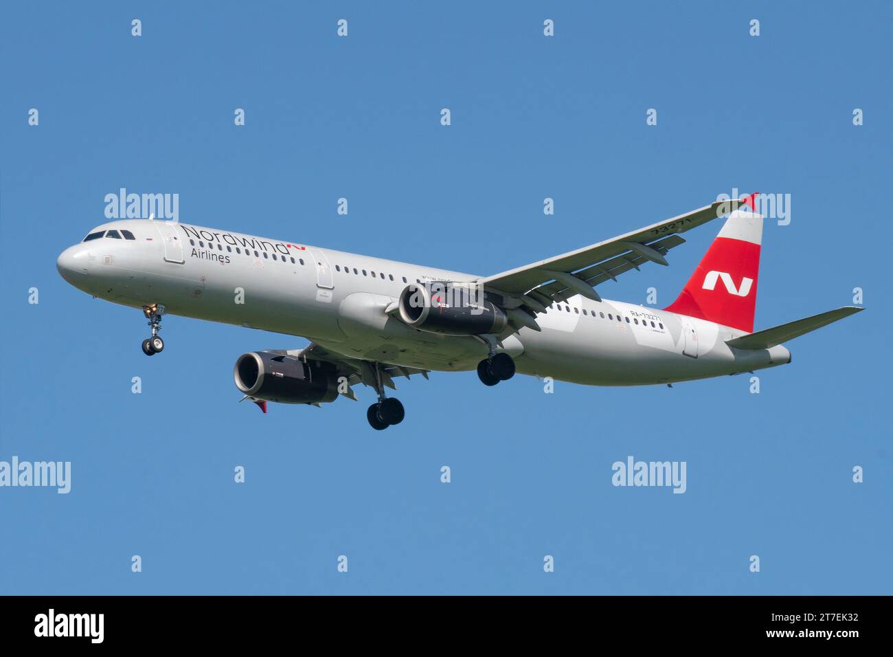 SANKT PETERSBURG, RUSSLAND - 309. MAI 2023: Flugzeug Airbus A321-231(RA-73271) der Nordwind-Fluggesellschaft auf Gleitweg in blauem wolkenlosem Himmel Stockfoto
