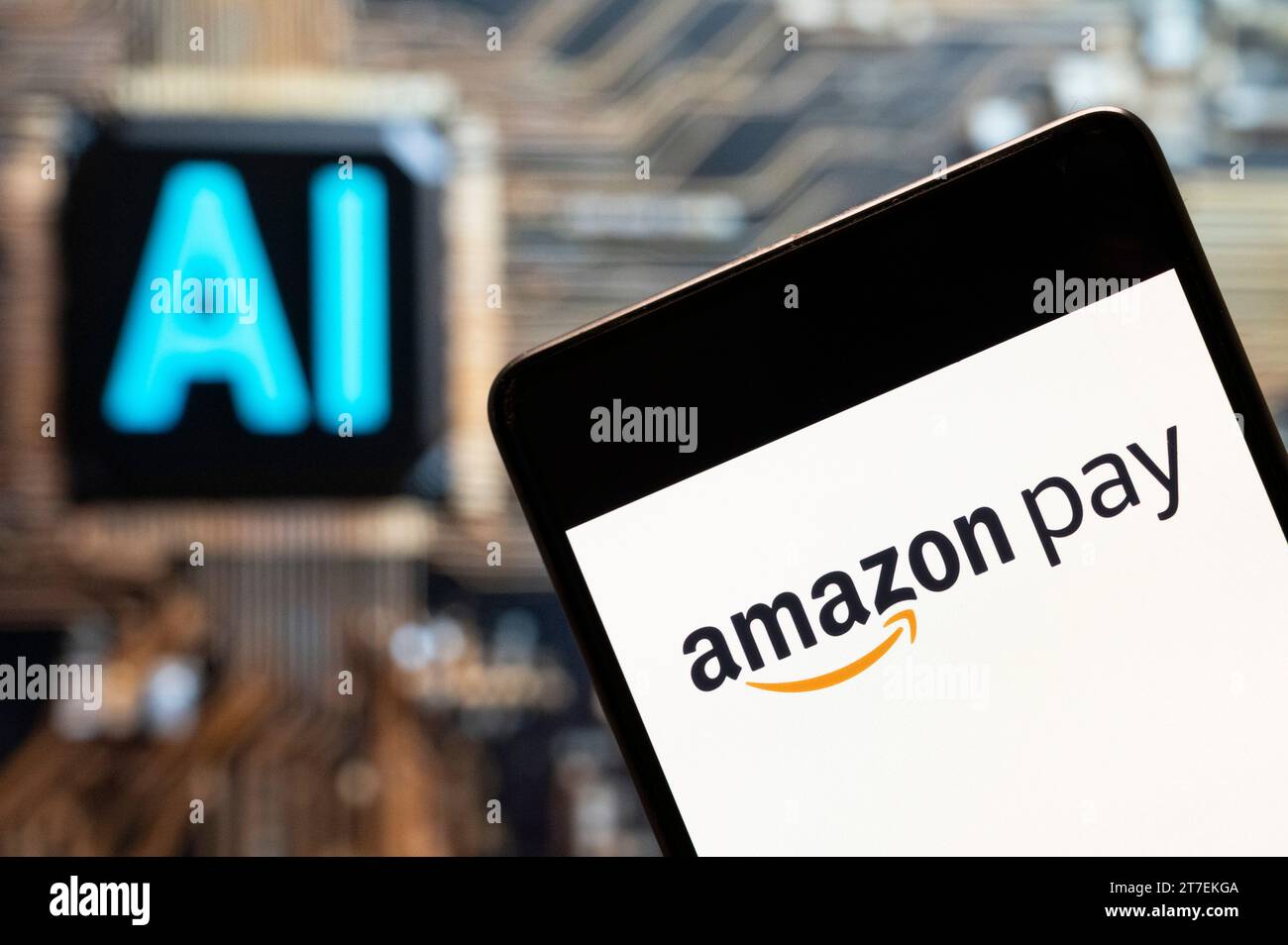 China. November 2023. In dieser Fotoabbildung wird das Logo der amerikanischen Online-Zahlungsplattform Amazon Pay auf einem Smartphone mit einem KI-Chip und einem Symbol im Hintergrund angezeigt. (Foto von Budrul Chukrut/SOPA Images/SIPA USA) *** ausschließlich für redaktionelle Nachrichten *** Credit: SIPA USA/Alamy Live News Stockfoto