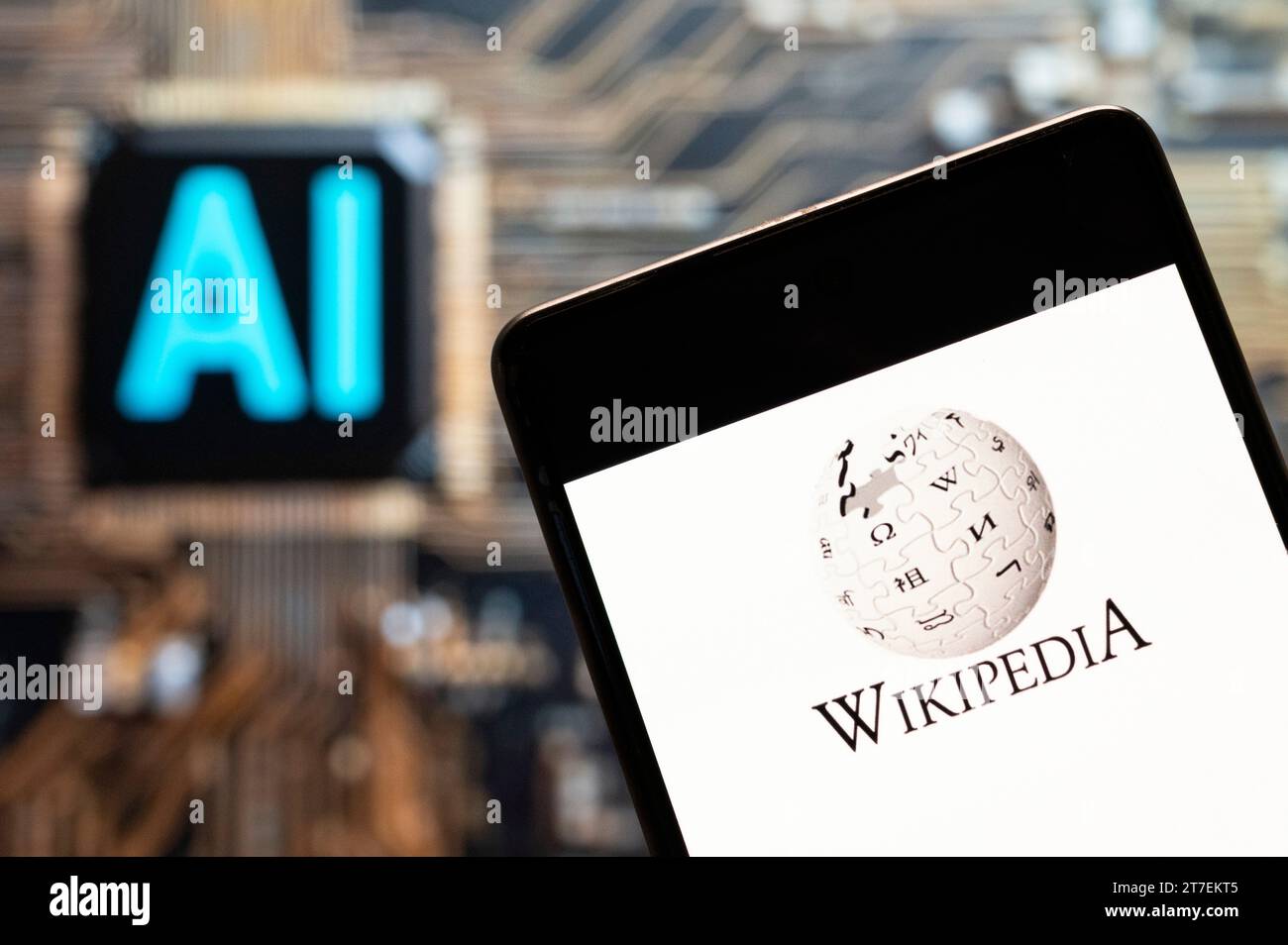 China. November 2023. In dieser Fotoabbildung wird das mehrsprachige, webbasierte, kostenlose Enzyklopädie Wikipedia-Logo auf einem Smartphone mit einem Chip für künstliche Intelligenz (KI) und einem Symbol im Hintergrund angezeigt. (Credit Image: © Budrul Chukrut/SOPA Images via ZUMA Press Wire) NUR REDAKTIONELLE VERWENDUNG! Nicht für kommerzielle ZWECKE! Stockfoto