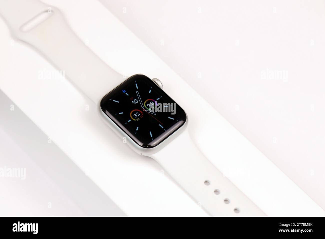 KIEW, UKRAINE - 4. MAI 2023: Apple Watch Serie Five 5 auf weißem Hintergrund Nahaufnahme Stockfoto