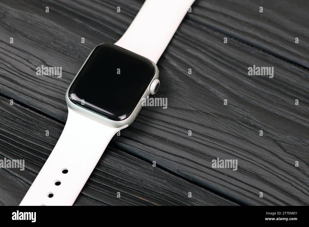 KIEW, UKRAINE - 4. MAI 2023: Apple Watch Serie Five 5 auf schwarzem Hintergrund Nahaufnahme Stockfoto