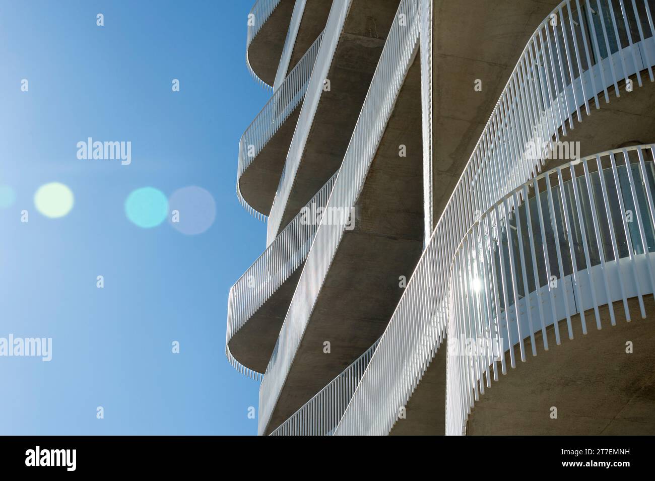 Futuristische Balkone mit neuer Wohnarchitektur in Littlehampton, Großbritannien Stockfoto