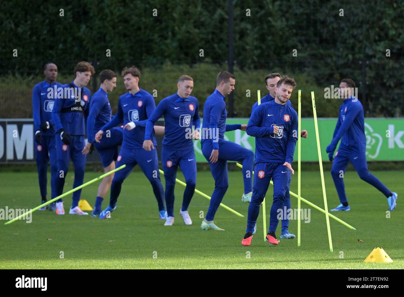 ZEIST - die niederländischen Junioren während des warm-up mit Dirk Proper von den niederländischen Junioren während eines Trainings der niederländischen Junioren auf dem KNVB Campus am 15. November 2023 in Zeist, Niederlande. Die niederländischen Junioren bereiten sich auf die Qualifikationsspiele der Europameisterschaft gegen Jong Gibraltar und Jong Schweden vor. ANP | Hollandse Hoogte | GERRIT VAN COLOGNE Stockfoto