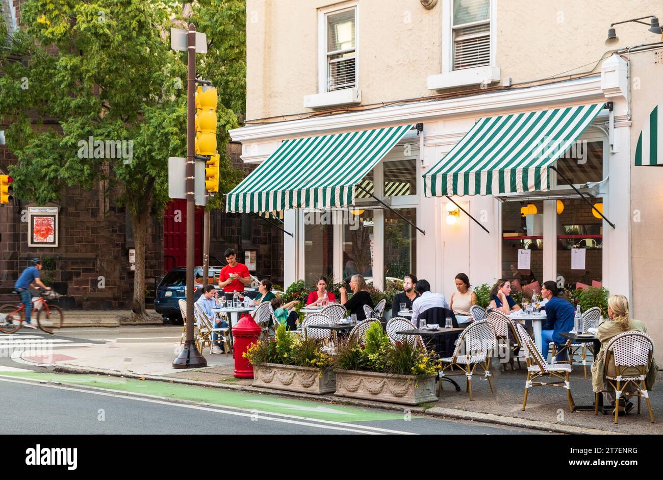 Abendessen im Restaurant Trattoria Carina im Nachbarviertel Fitler Square, Philadelphia, Pennsylvania, USA Stockfoto