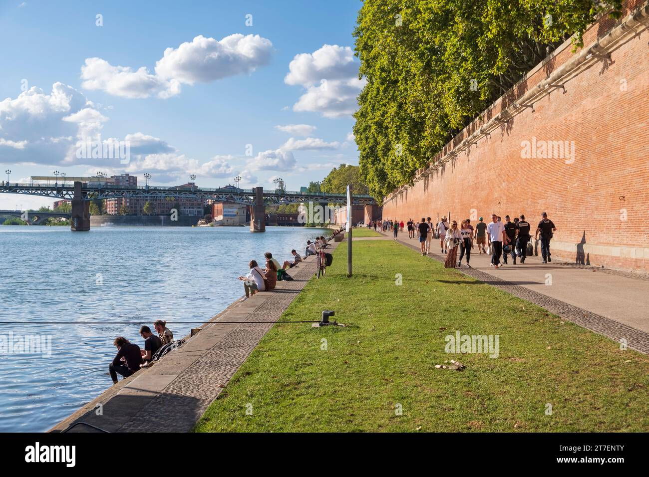 Menschen am Ufer des Flusses Garonne, Henri Martin Promenade, Toulouse, Frankreich Stockfoto