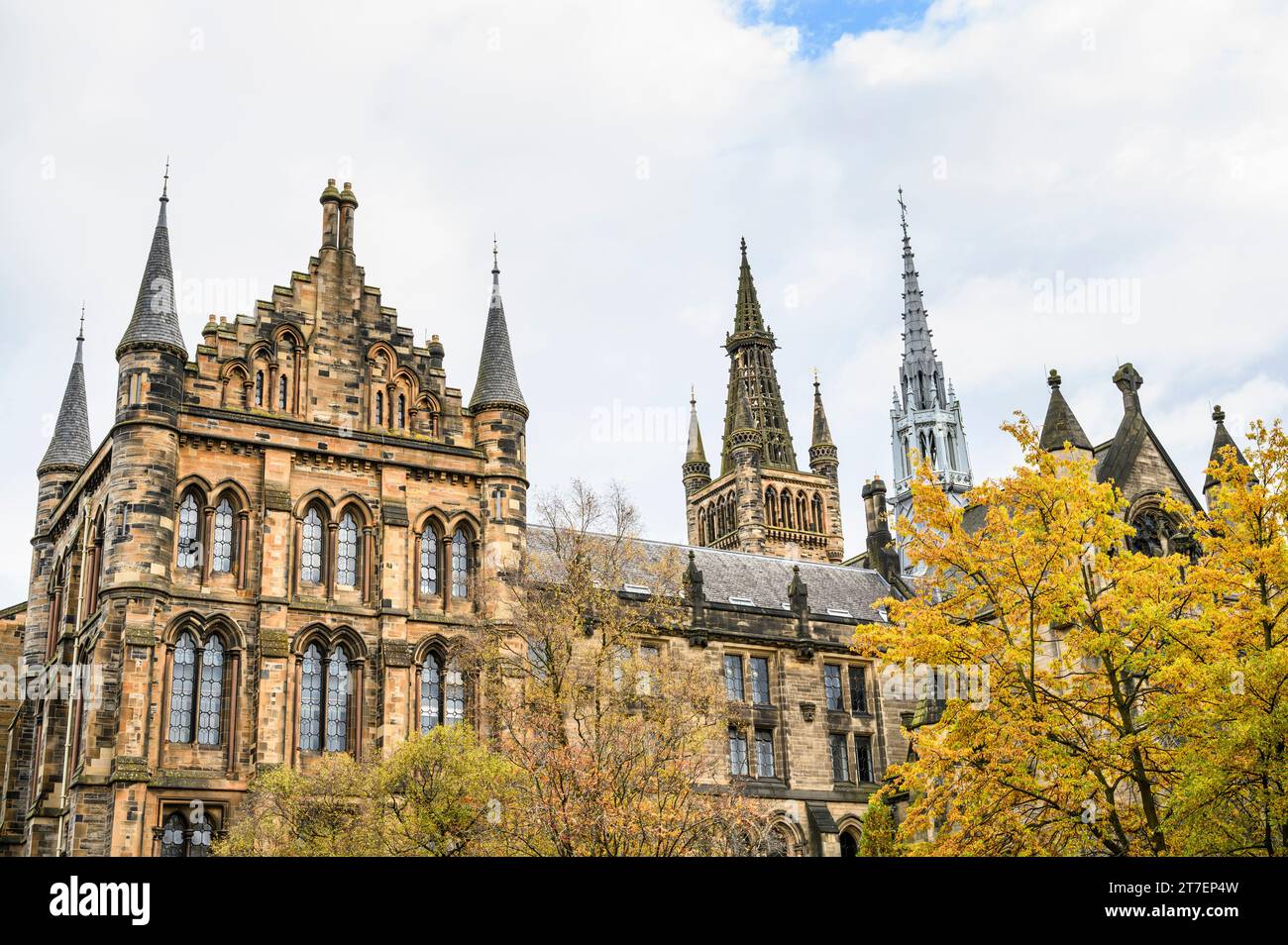 University of Glasgow Bell Tower und Chapel Spire im Herbst, Schottland, Großbritannien, Europa Stockfoto