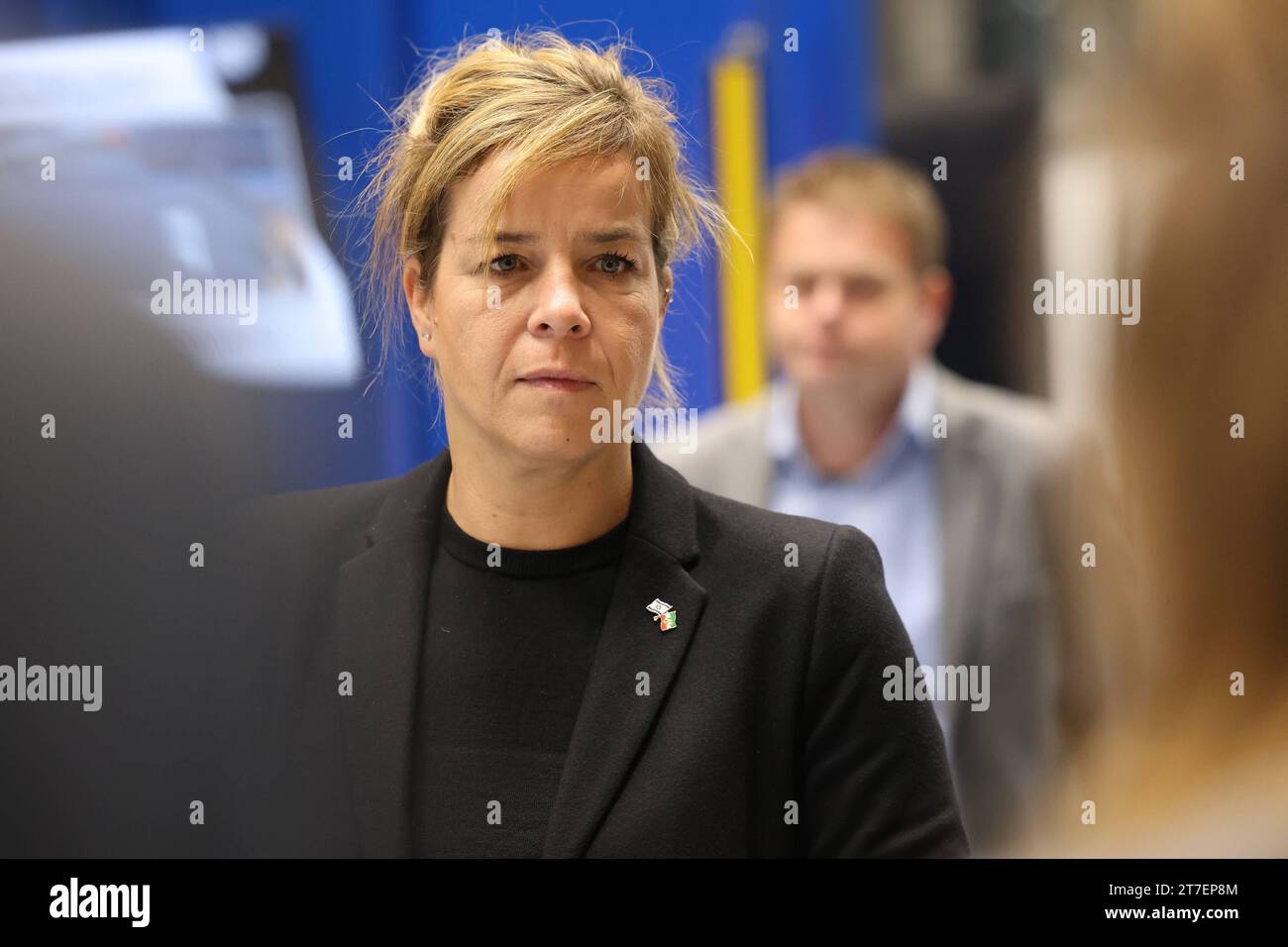 Firma Achenbach Buschhütten Buschhütten, Campus Buschhütten Buschhütten. Die Ministerin für Wirtschaft, Industrie, Klimaschutz und Energie des Landes Nordrhein-Westfalen Mona Neubaur Buendnis Bündnis 90/die Grünen ist zu Gast. Am 15.11.2023 in Kreuztal/Deutschland. *** Unternehmen Achenbach Buschhütten, Campus Buschhütten Buschhütten die Ministerin für Wirtschaft, Industrie, Klimaschutz und Energie des Landes Nordrhein-Westfalen Mona Neubaur Buendnis Bündnis 90 die Gruenen Grünen ist am 15 11 2023 in Kreuztal zu Gast Stockfoto