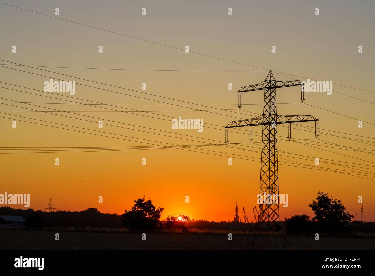 Strom-Pylon bei Sonnenuntergang, Energieversorgung Stockfoto