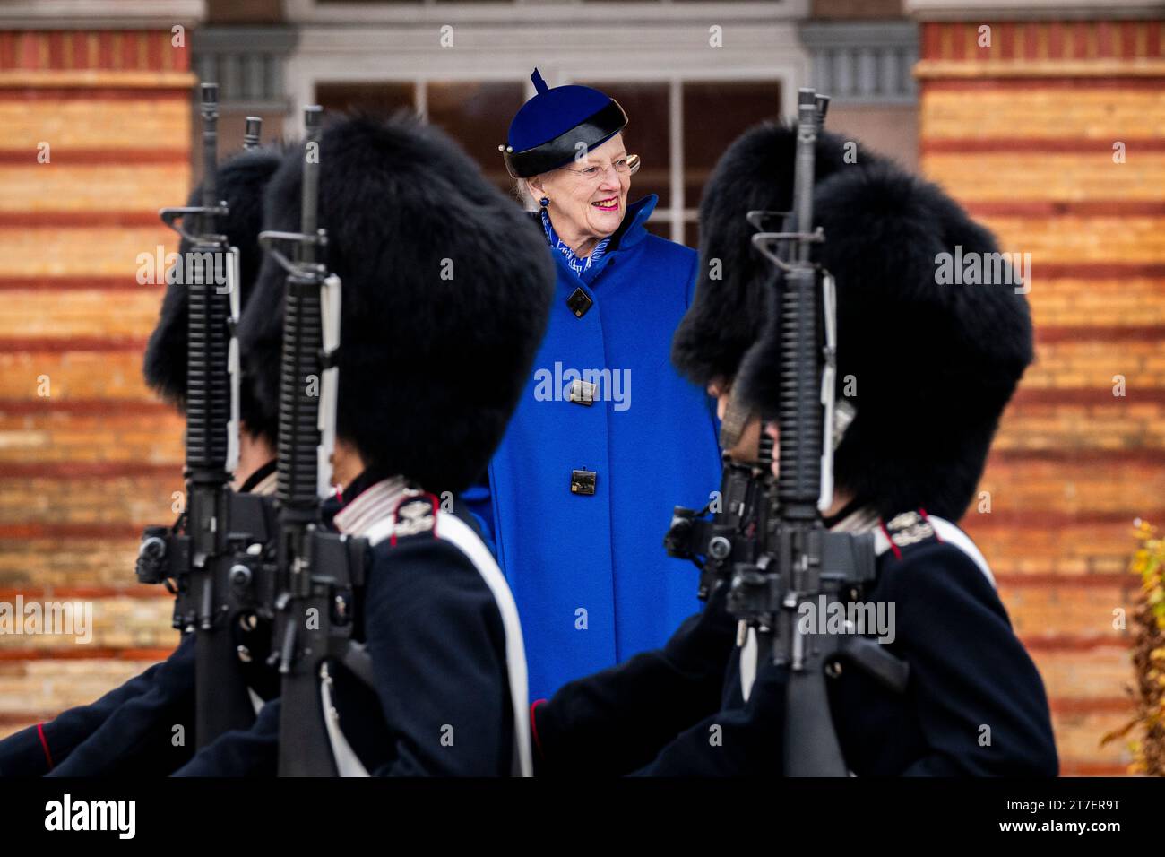 Denmarks Königin Margrethe nimmt an einer Parade bei der Royal Life Guard Teil und überreicht die Queen's Watch an Jonathan Mazanti Andersen aus Helsingoer in der Life Guards Barracks in Kopenhagen, Dänemark, Mittwoch, den 15. November 2023. Bei der Parade überreicht die Königin der Wache eine Uhr, die geehrt wird, weil sie ein guter Kamerad und ein geschickter Soldat gewesen ist Stockfoto