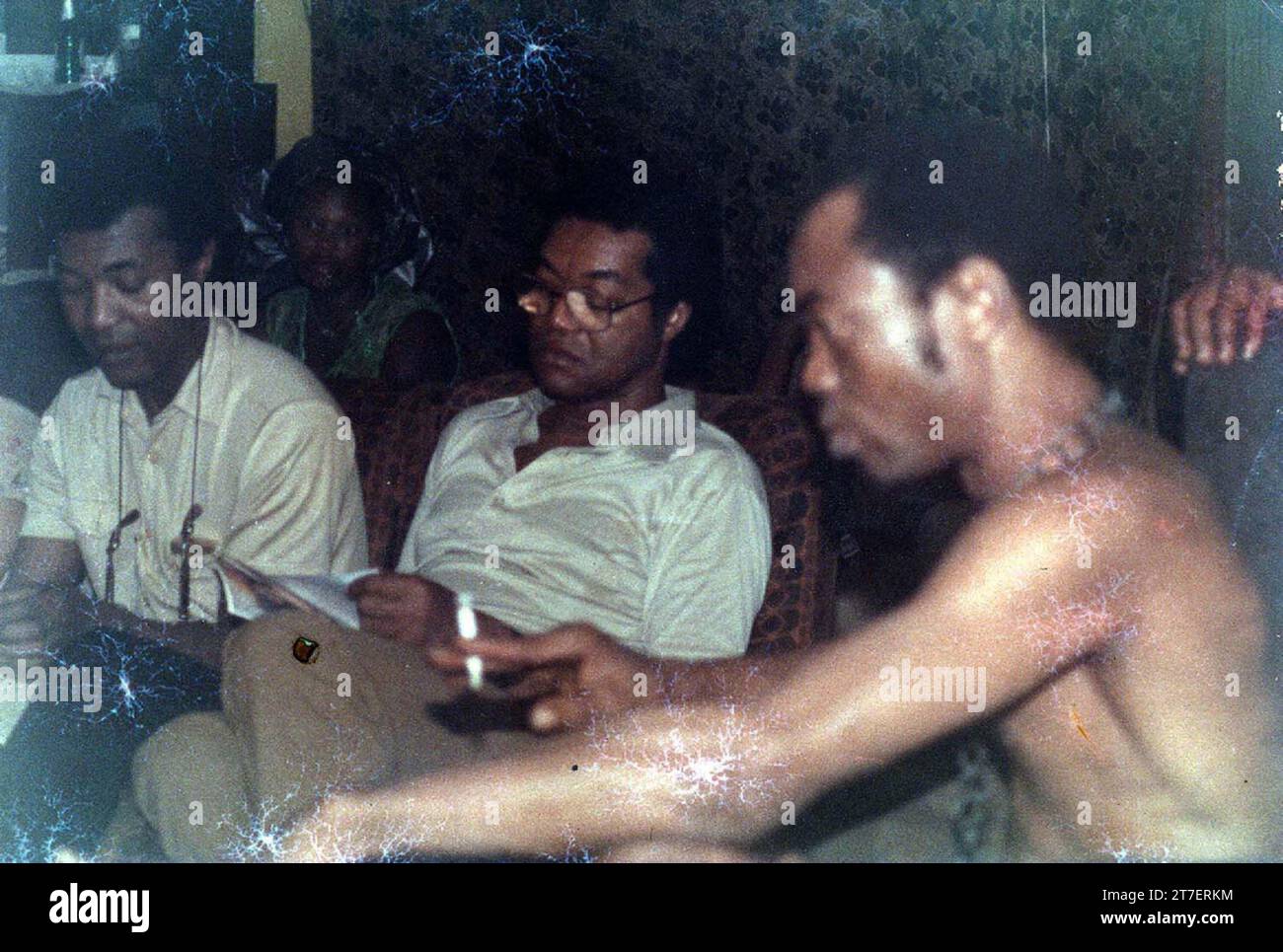Fela Aníkúlápó Kútì, auch bekannt als Abàmì Ẹ̀dá, war eine nigerianische Musikerin, Bandleader, Komponistin, politische Aktivistin und Panafrikanistin. Er gilt als King of Afrobeat, ein nigerianisches Musikgenre, das westafrikanische Musik mit amerikanischem Funk und Jazz verbindet. Auf dem Höhepunkt seiner Popularität wurde er als einer der „herausforderndsten und charismatischsten Musikkünstler Afrikas“ bezeichnet. Stockfoto