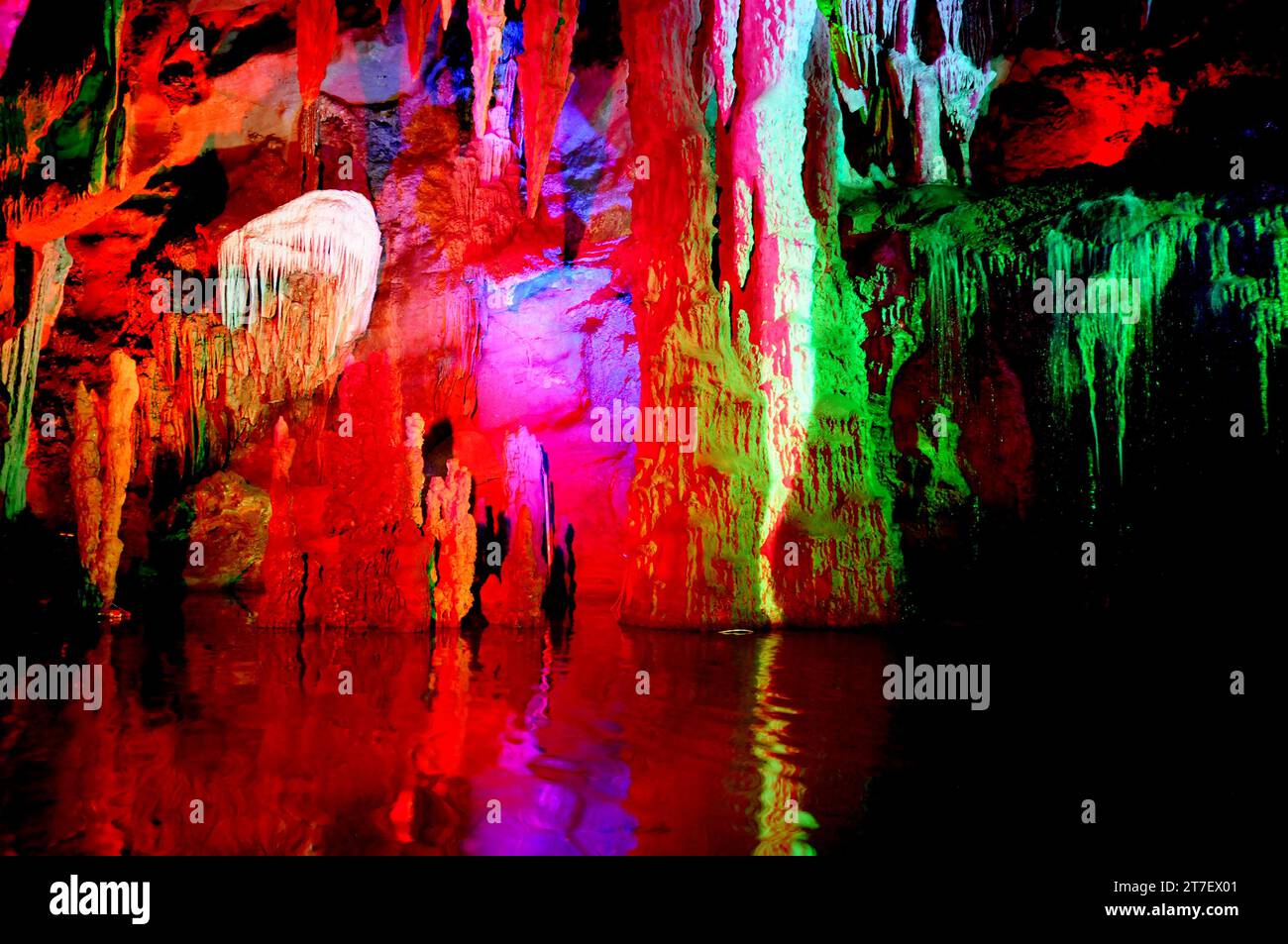 Lichter und Schatten in den yangshuo-Höhlen, Sichuan, China Stockfoto