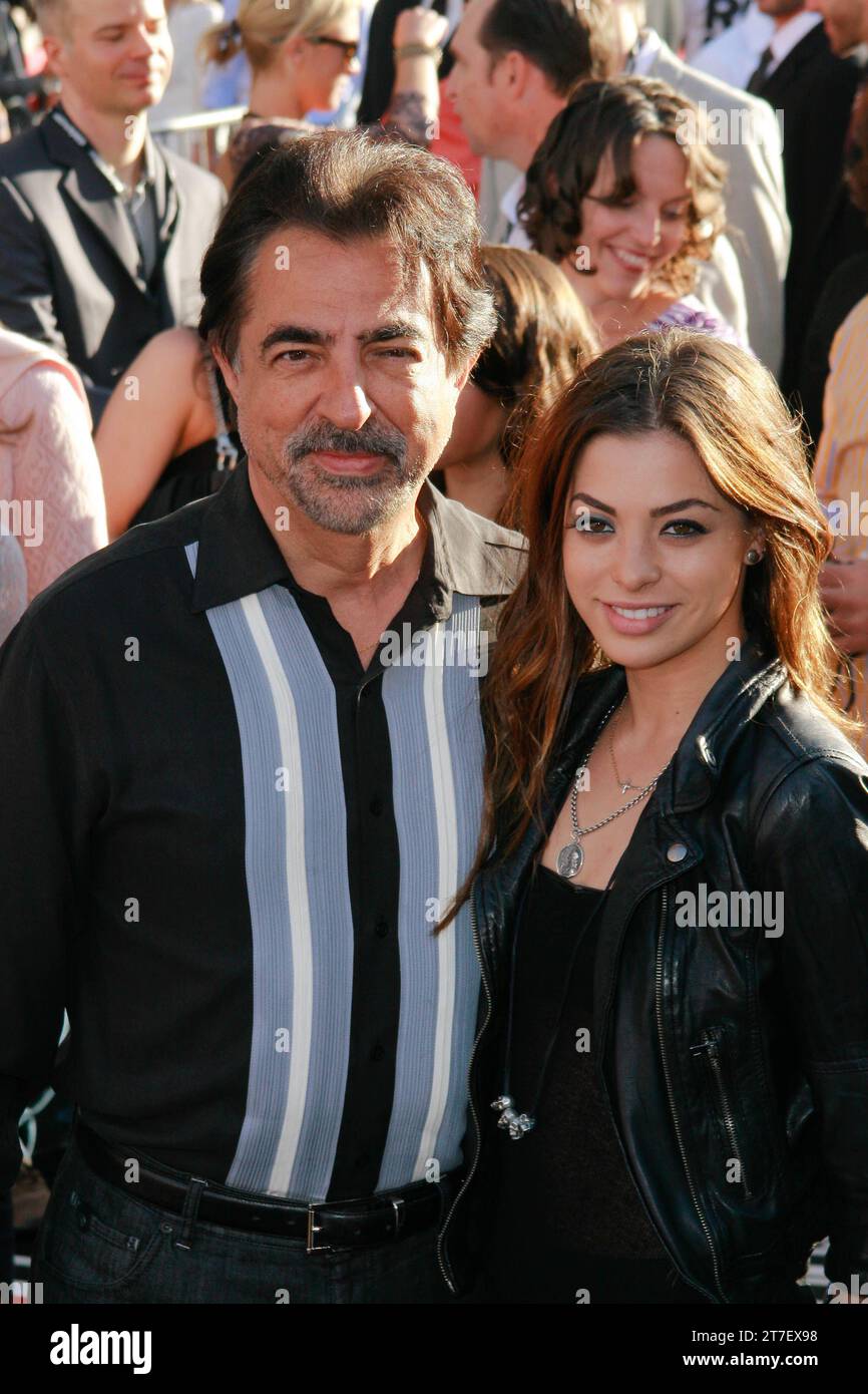 Joe Mantegna und Tochter Gia bei der Weltpremiere von Disney Pixars „Cars 2“. Ankunft im El Capitan Theatre in Hollywood, CA, 18. Juni 2011. Foto: Joseph Martinez / Picturelux Stockfoto