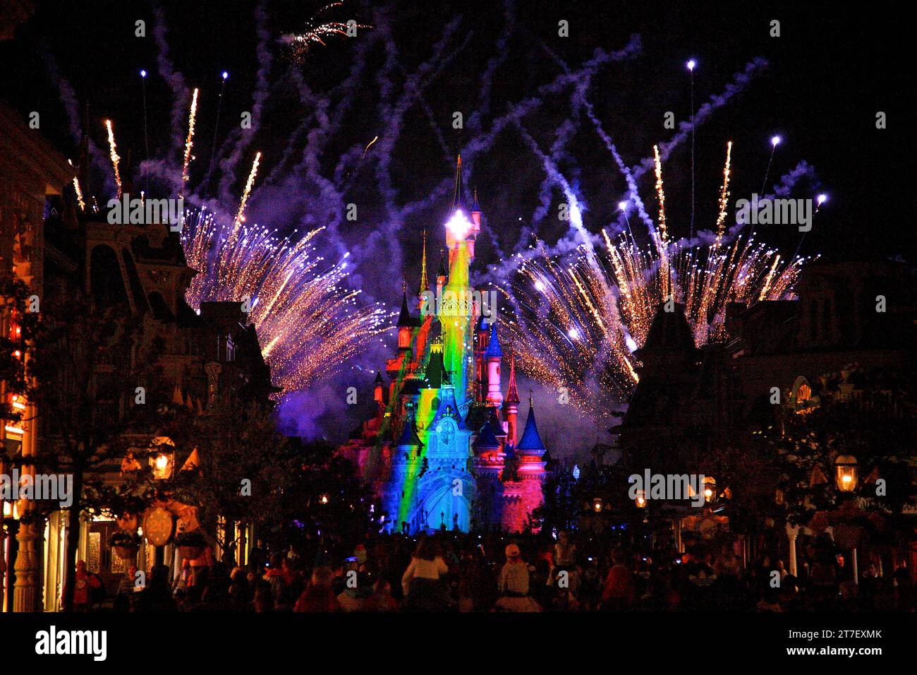 Feuerwerk im Euro disney mit Schloss und Zuschauermenge im Blick Stockfoto