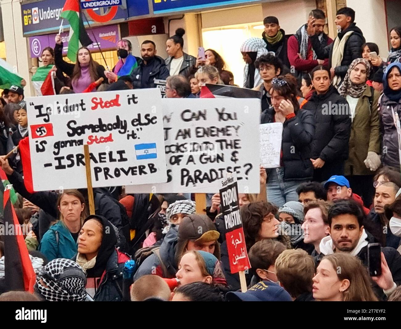 Tausende von Demonstranten erheben Stimmen, tragen Plakate und zeigen ihre Unterstützung für die Palästinenser am Trafalgar Square im Zentrum Londons. Vereinigtes Königreich. Stockfoto