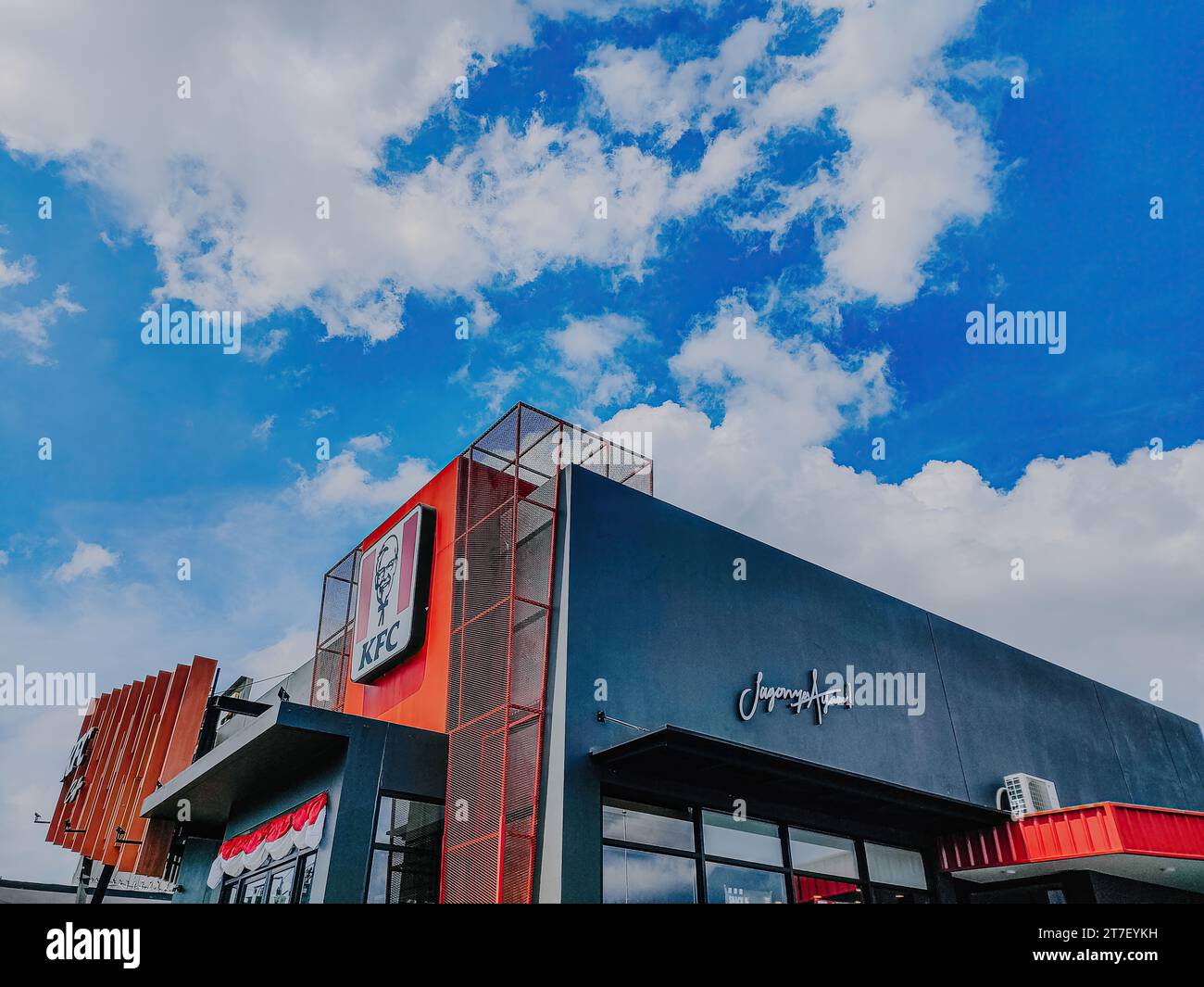 KFC bekannt als Kentucky Fried Chicken Outlet gegen klaren blauen Himmel. Amerikanisches Fast-Food-Restaurantunternehmen Stockfoto