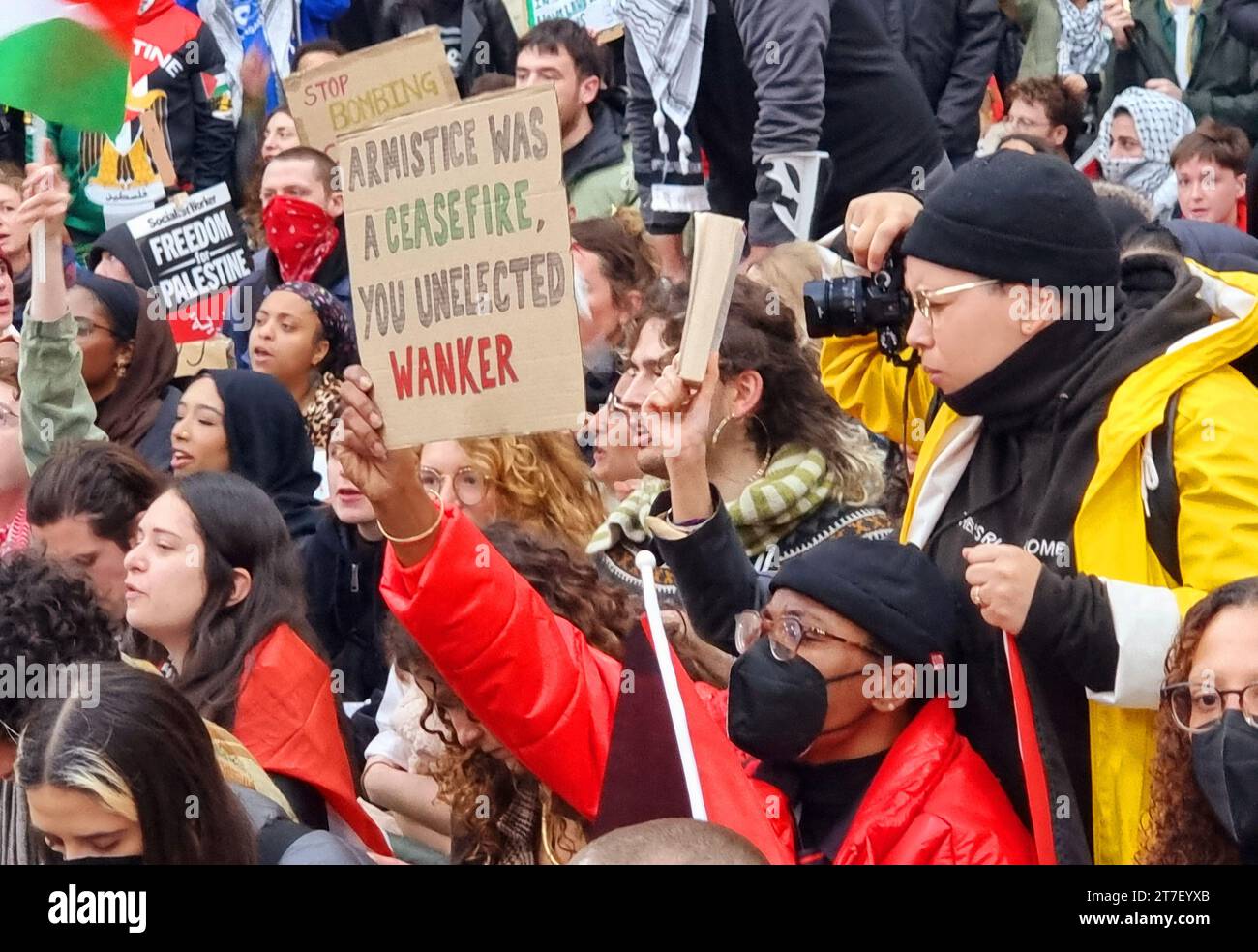 Tausende von Demonstranten erheben Stimmen, tragen Plakate und zeigen ihre Unterstützung für die Palästinenser am Trafalgar Square im Zentrum Londons. Vereinigtes Königreich. Stockfoto