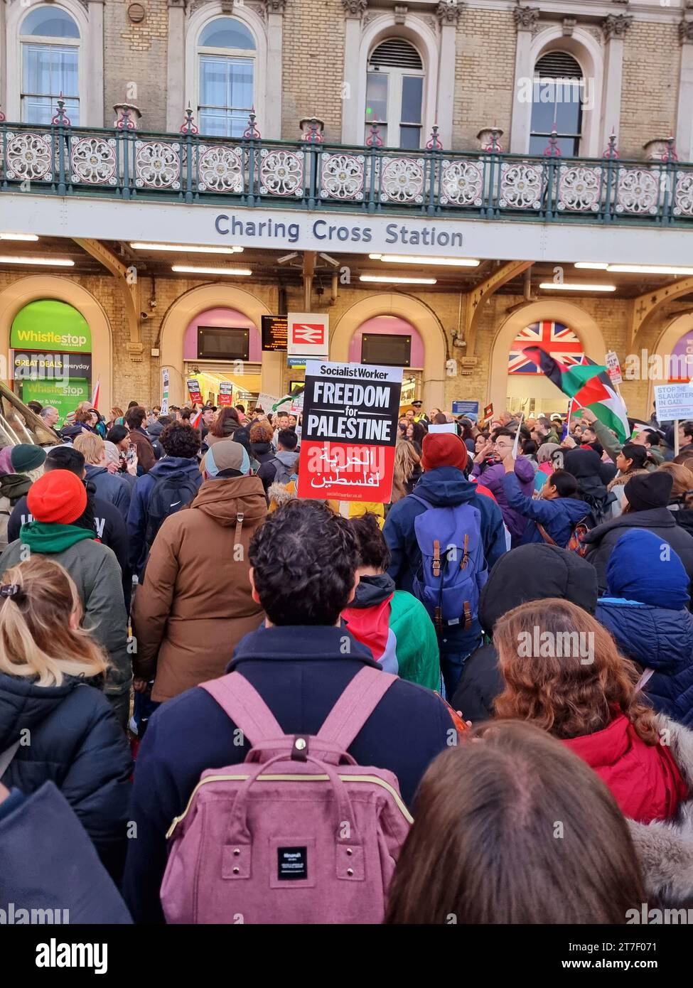 Tausende von Demonstranten erheben Stimmen, tragen Plakate und zeigen ihre Unterstützung für die Palästinenser am Trafalgar Square im Zentrum Londons. Vereinigtes Königreich. Stockfoto