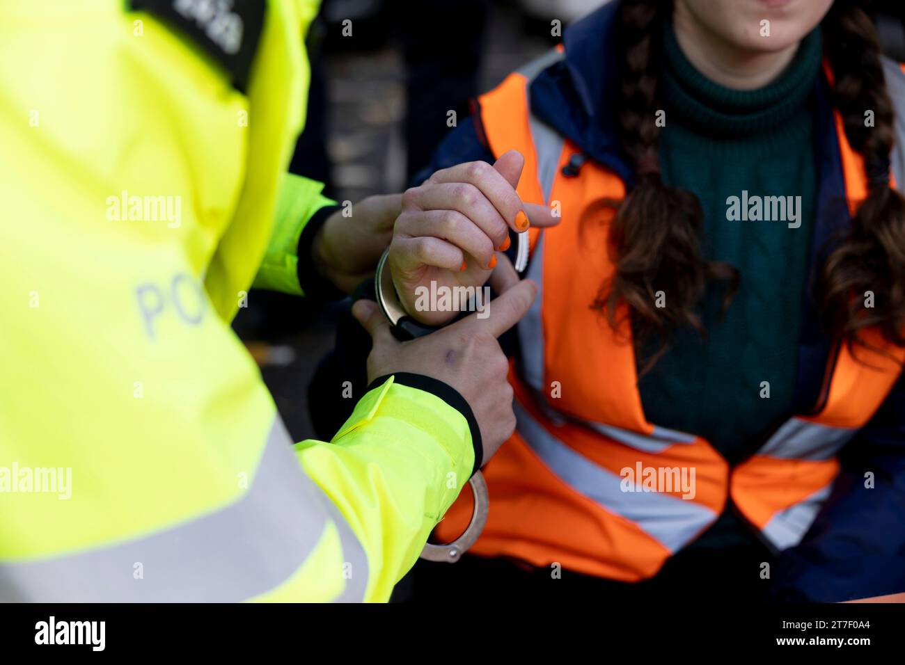 London, Großbritannien. November 2023. Ein Demonstrant wird von der Met Police gefesselt, weil er den Verkehr während der Demonstration im Zentrum Londons blockiert hat. Just Stop Oil Studentenaktivisten demonstrieren heute Morgen in der Cromwell Road in Earls Court während der Hauptverkehrszeit als Teil ihrer dreiwöchigen langsamen Märsche. Die Fraktion fordert die britische Regierung auf, alle künftigen Genehmigungen für fossile Brennstoffe einzustellen und zu versprechen, ihre Maßnahmen bis dahin fortzusetzen. (Foto: Hesther ng/SOPA Images/SIPA USA) Credit: SIPA USA/Alamy Live News Stockfoto