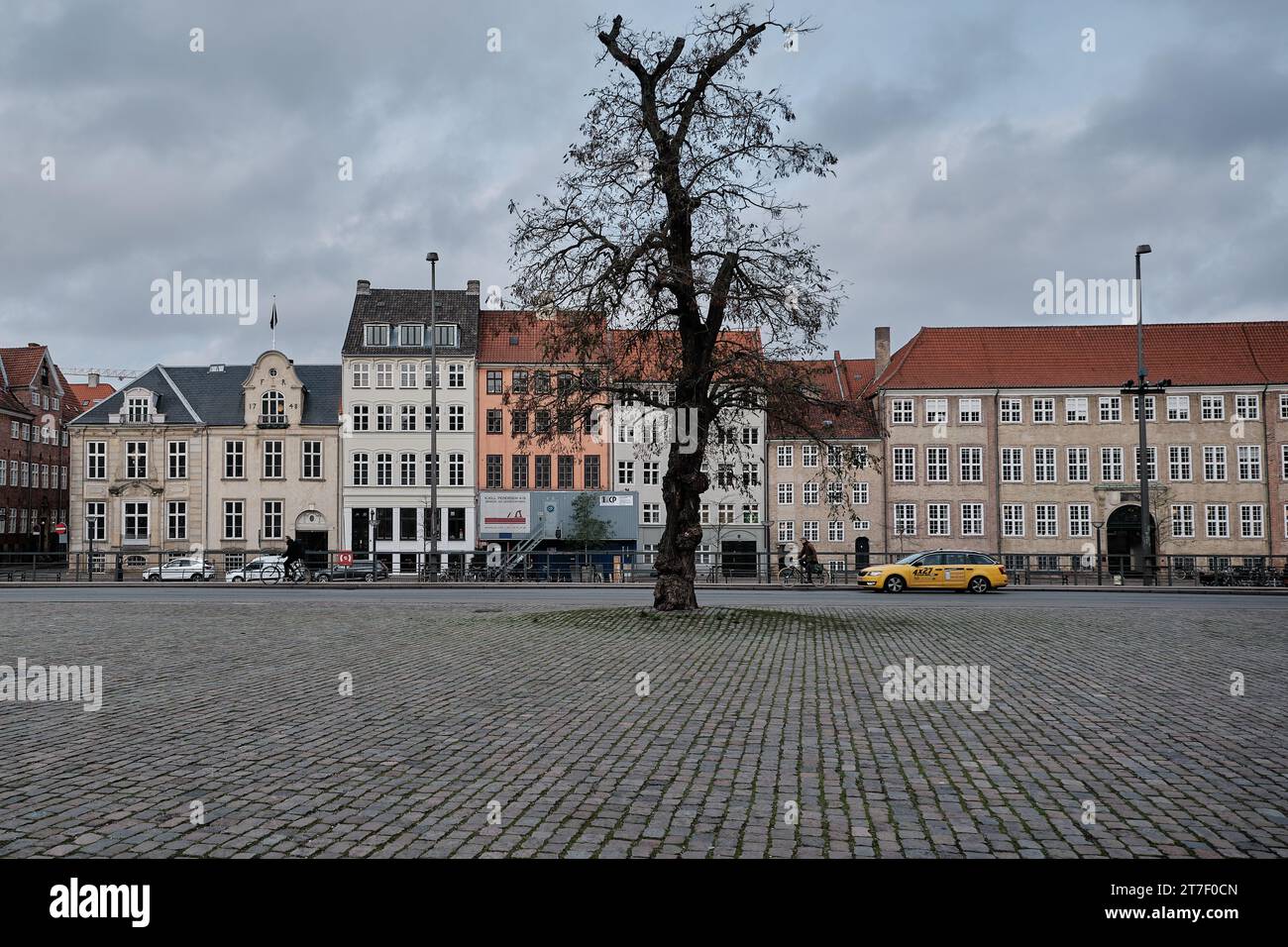 Kopenhagen, Dänemark; 28. November 2022: Bild einer schönen Ecke mit einem Baum, einem gelben Taxi und traditionellen Häusern Stockfoto