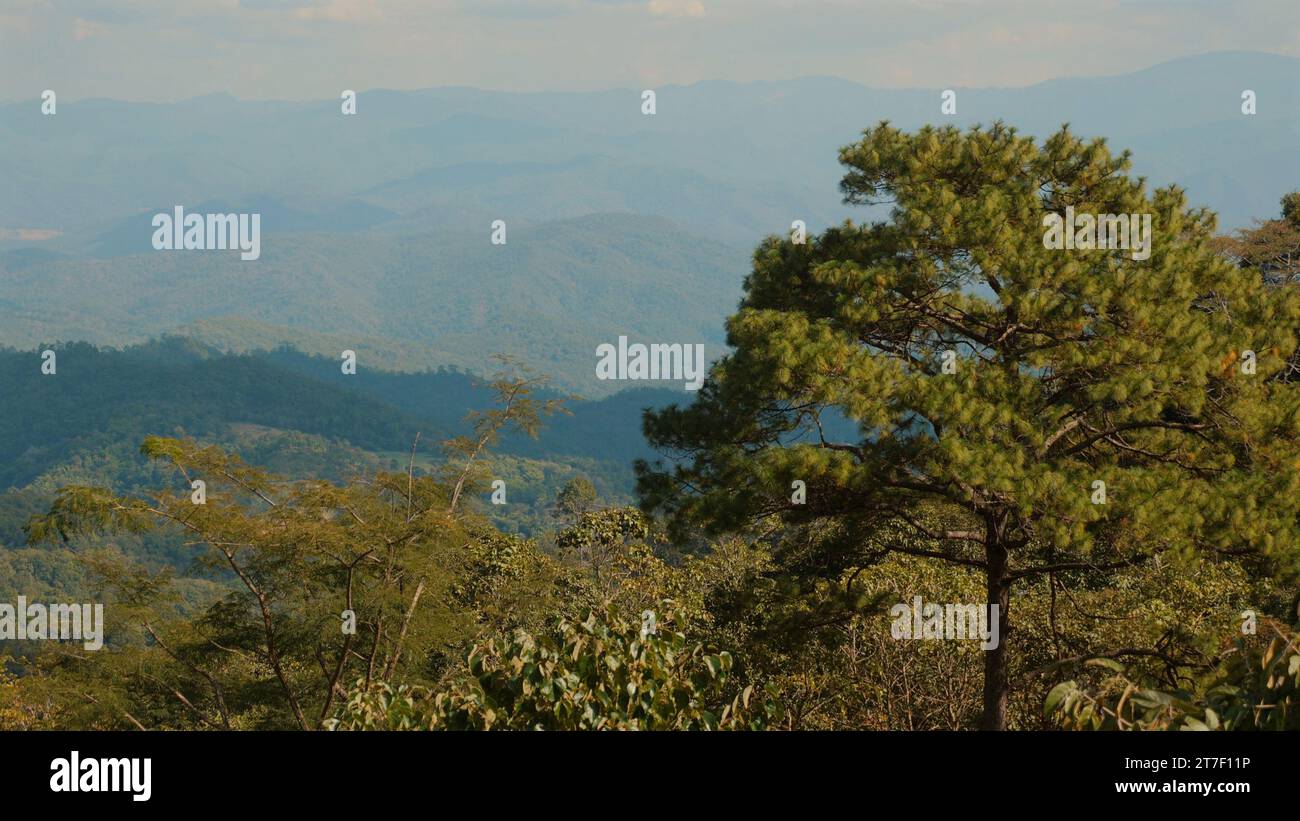Panoramablick auf mehrschichtige Bergsilhouetten unter blauem Himmel Stockfoto