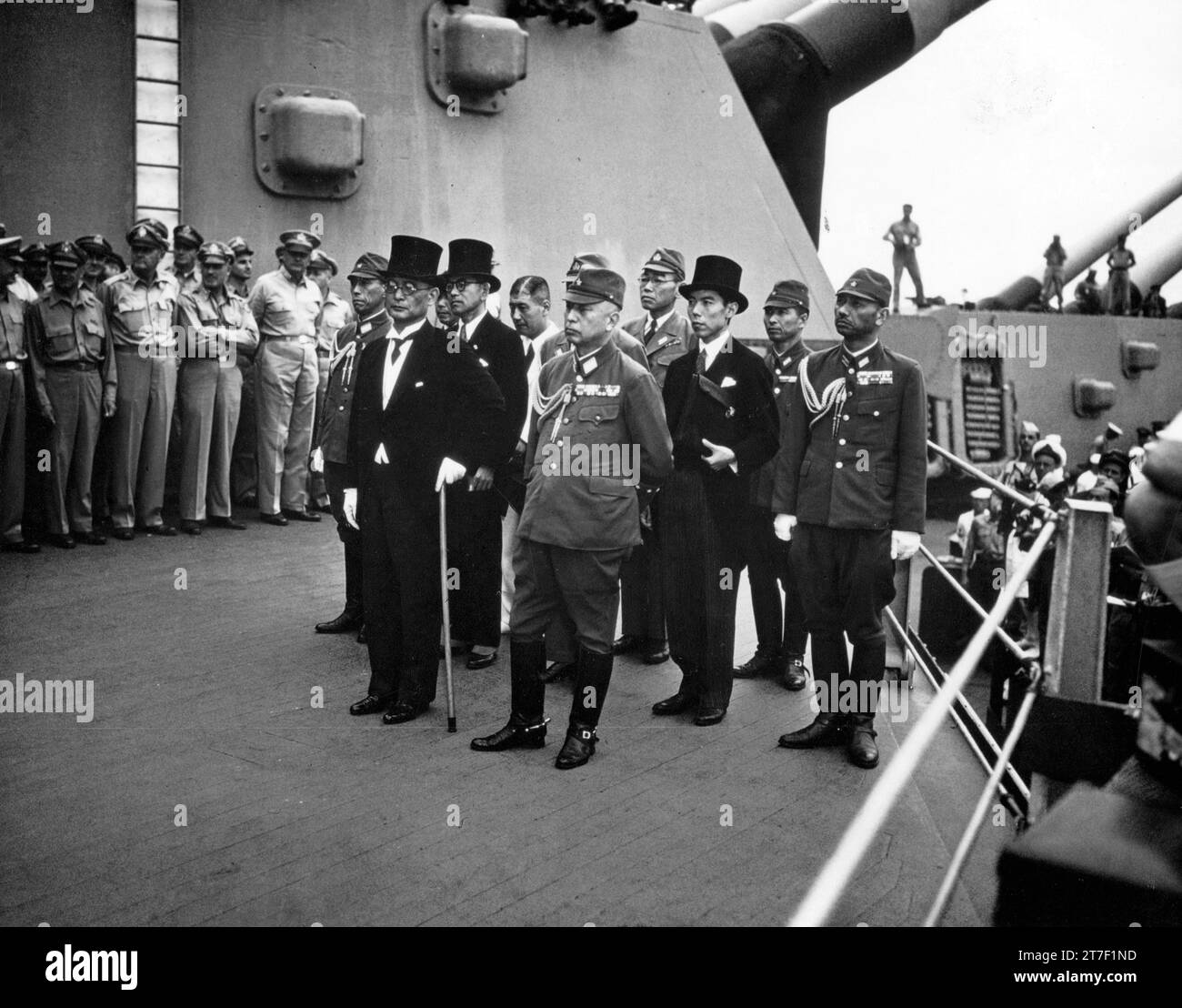 VJ-Tag. Kapitulation Japans, Tokio Bay, 2. September 1945: Vertreter des japanischen Reiches an Bord der USS Missouri (BB-63) während der Kapitulationszeremonien. Davor stehen Außenminister Mamoru Shigemitsu (mit Hut) und General Yoshijirō Umezu, Chef des Generalstabs der Armee. Stockfoto